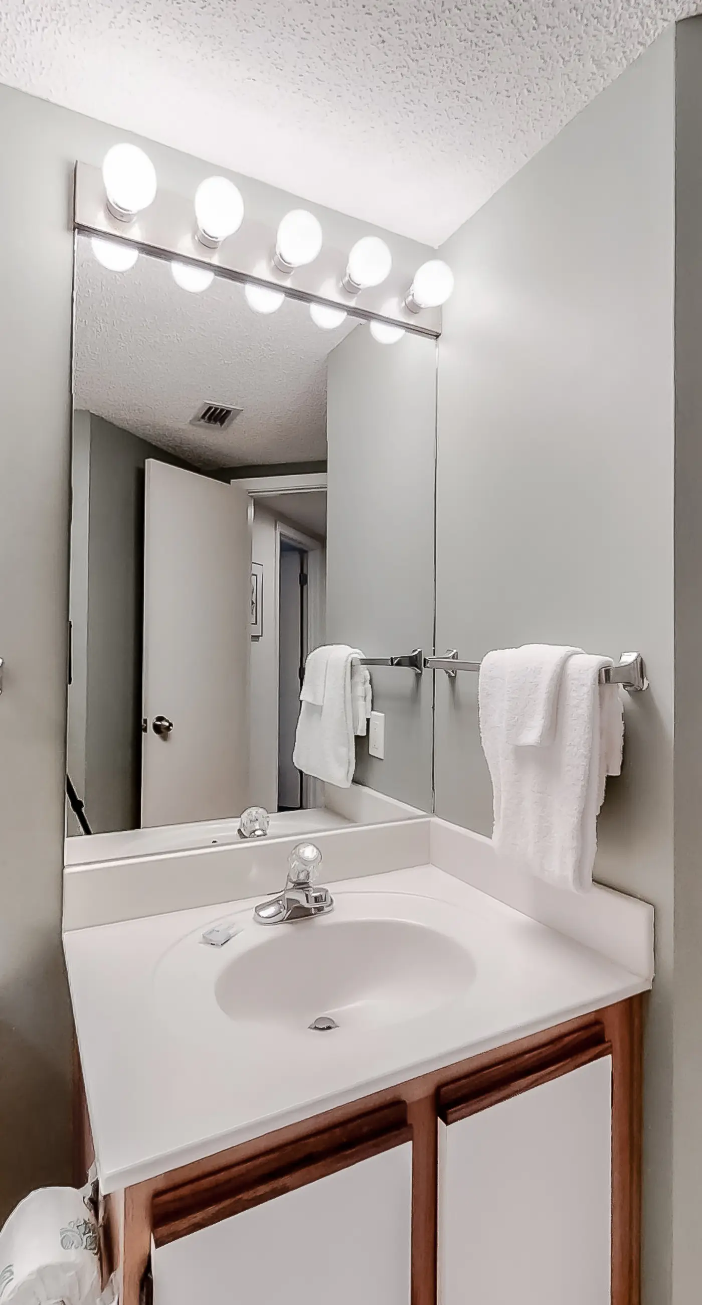 Gulf-front condo with beach view, deck, AC, pools, hot tub & tennis