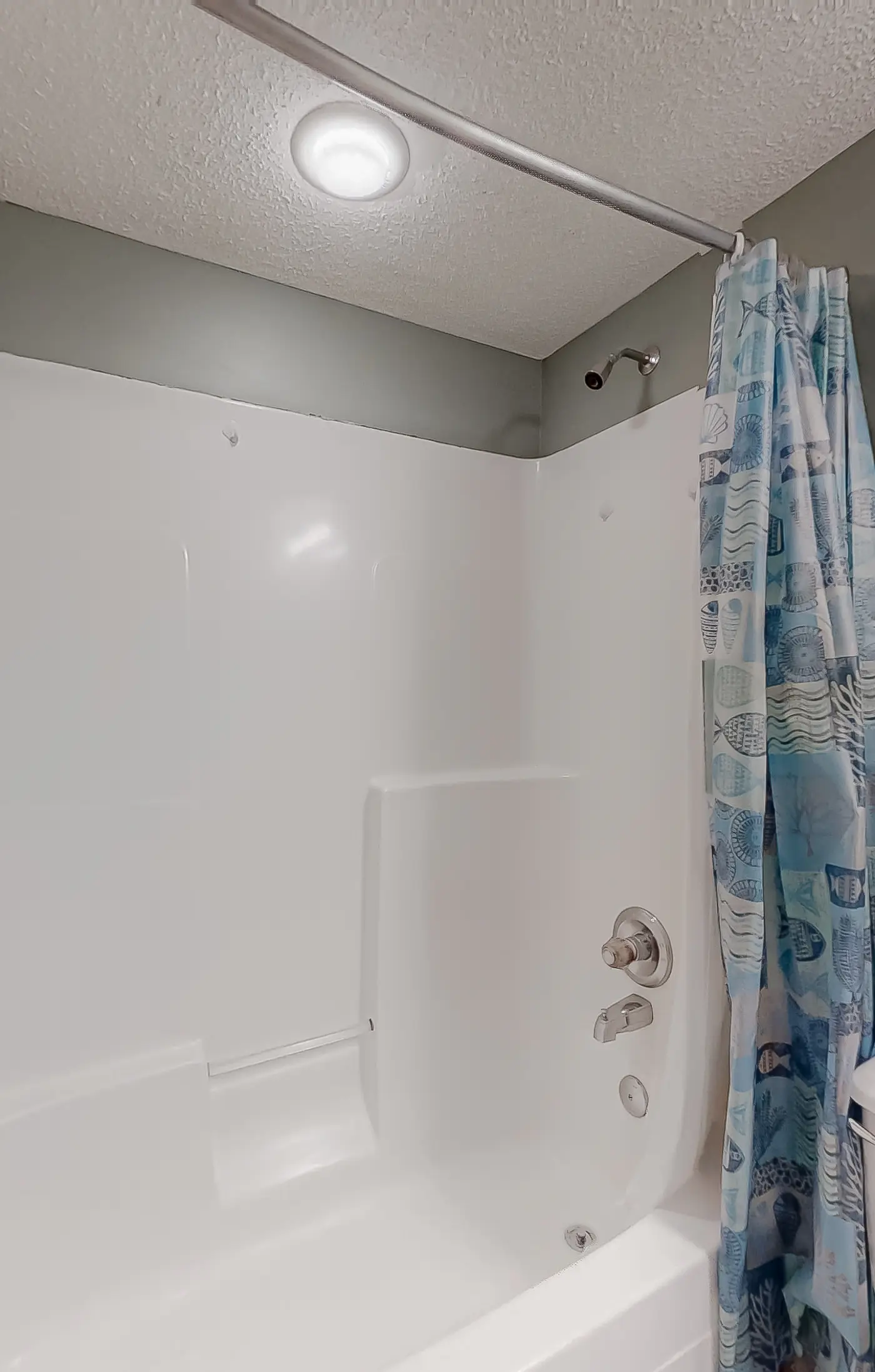 Gulf-front condo with beach view, deck, AC, pools, hot tub & tennis