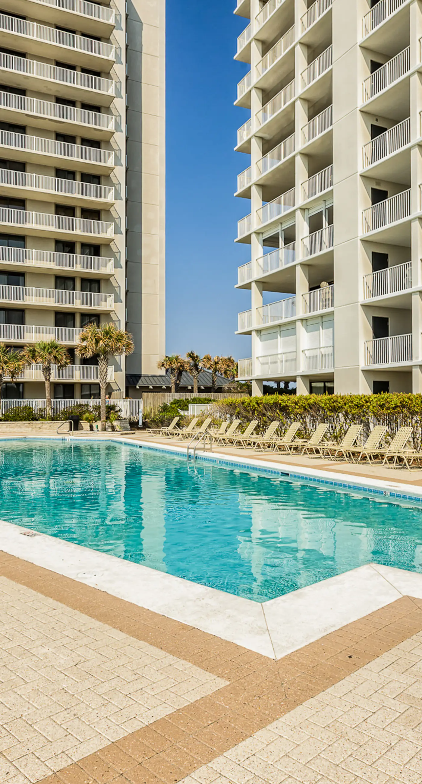 Gulf-front condo with beach view, deck, AC, pools, hot tub & tennis