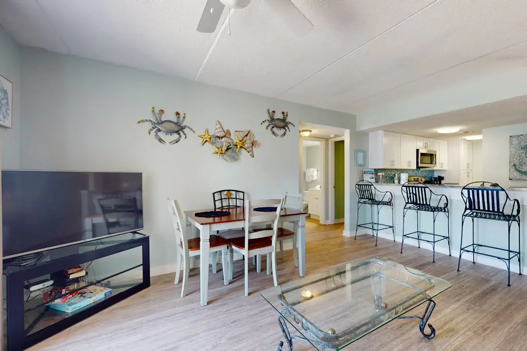 Gulf-front condo with beach view, deck, AC, pools, hot tub & tennis