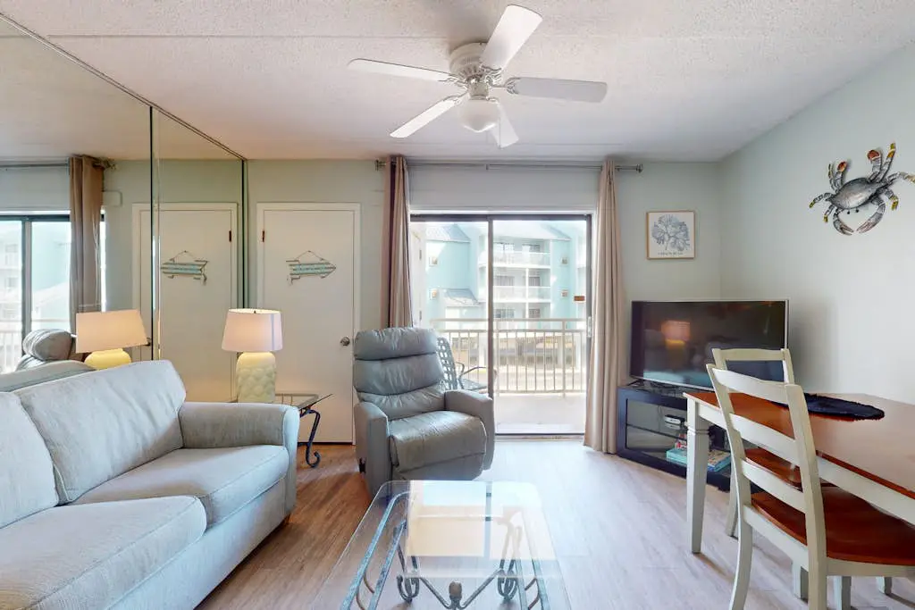 Gulf-front condo with beach view, deck, AC, pools, hot tub & tennis