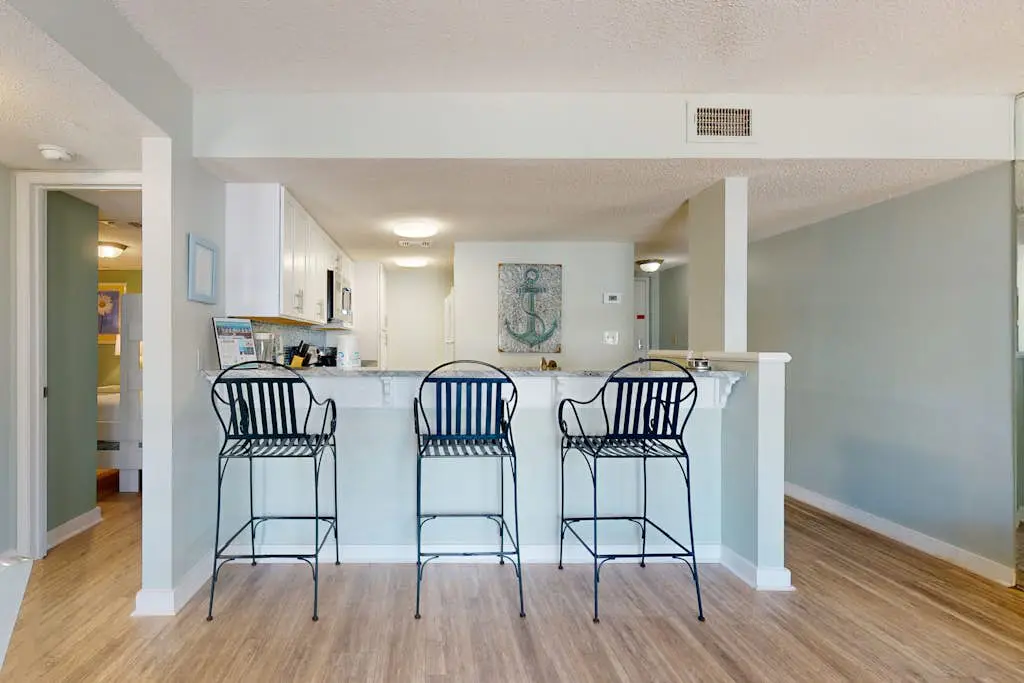 Gulf-front condo with beach view, deck, AC, pools, hot tub & tennis