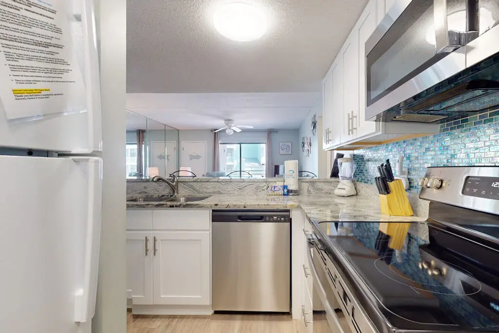 Gulf-front condo with beach view, deck, AC, pools, hot tub & tennis