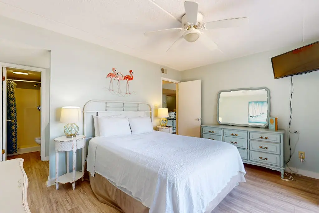 Gulf-front condo with beach view, deck, AC, pools, hot tub & tennis