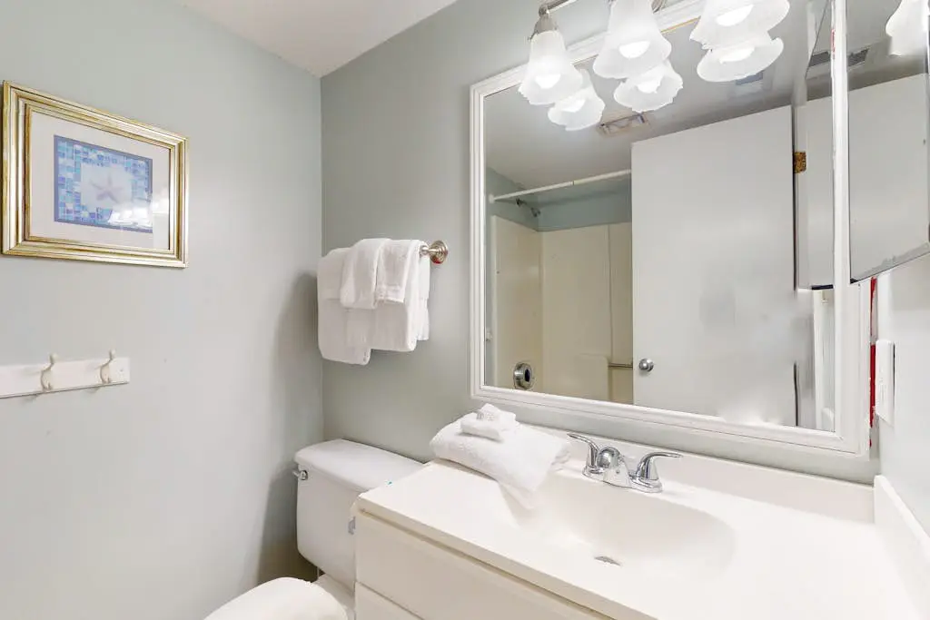 Gulf-front condo with beach view, deck, AC, pools, hot tub & tennis