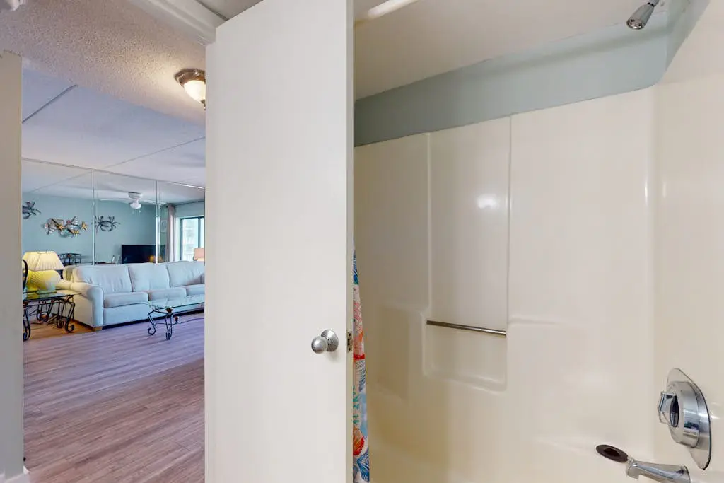 Gulf-front condo with beach view, deck, AC, pools, hot tub & tennis