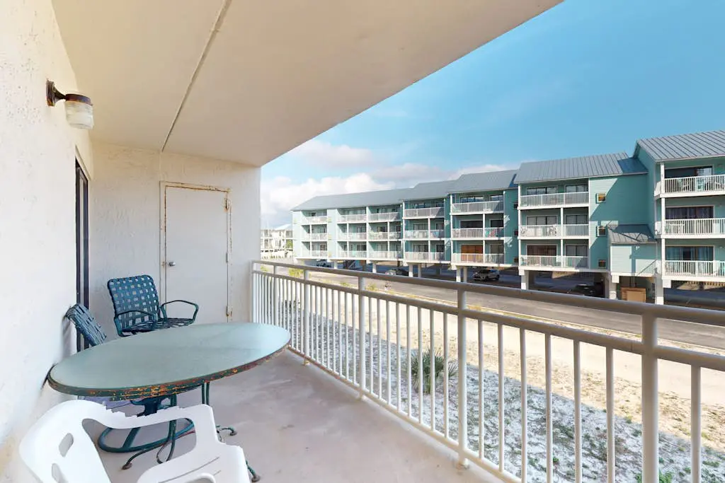 Gulf-front condo with beach view, deck, AC, pools, hot tub & tennis