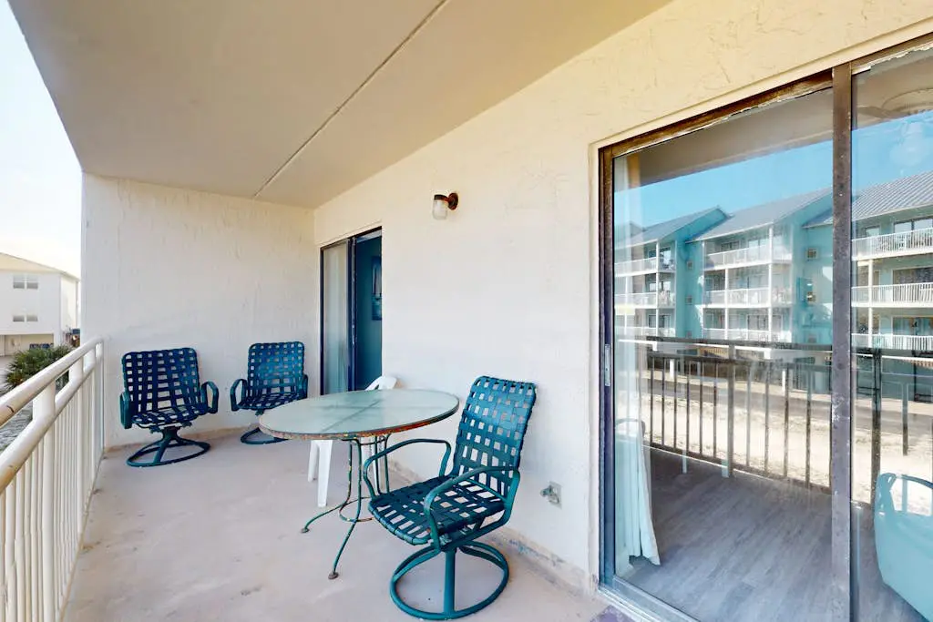 Gulf-front condo with beach view, deck, AC, pools, hot tub & tennis