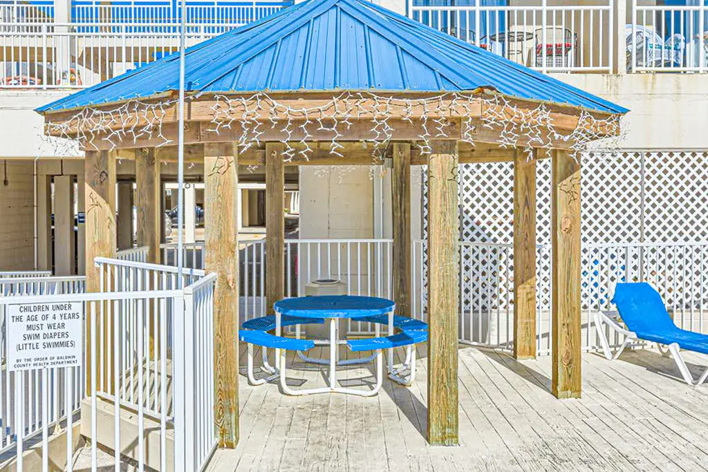 Gulf-front condo with beach view, deck, AC, pools, hot tub & tennis