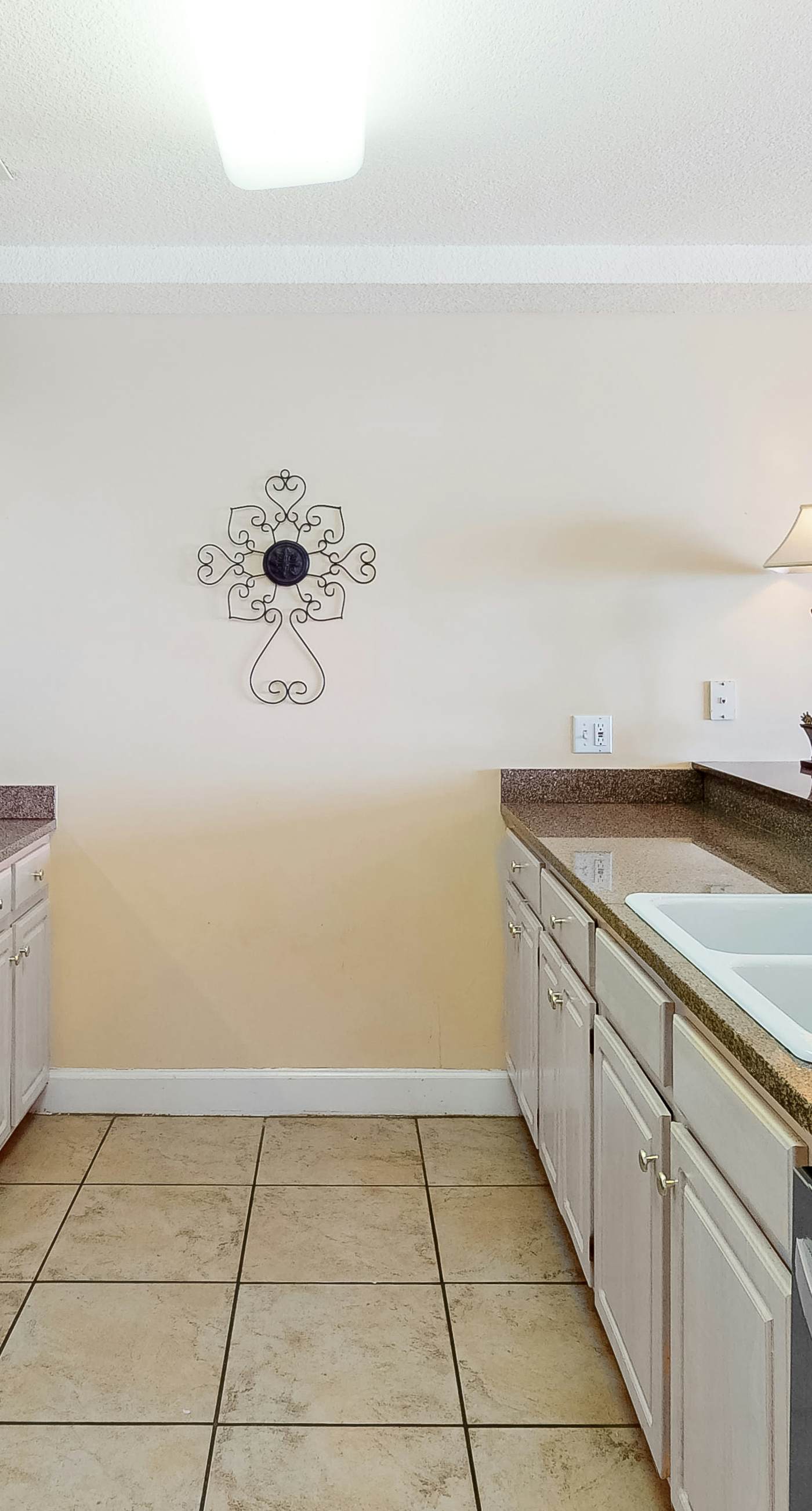 Beachfront condo with Gulf view, balcony, pools, hot tubs & gym access