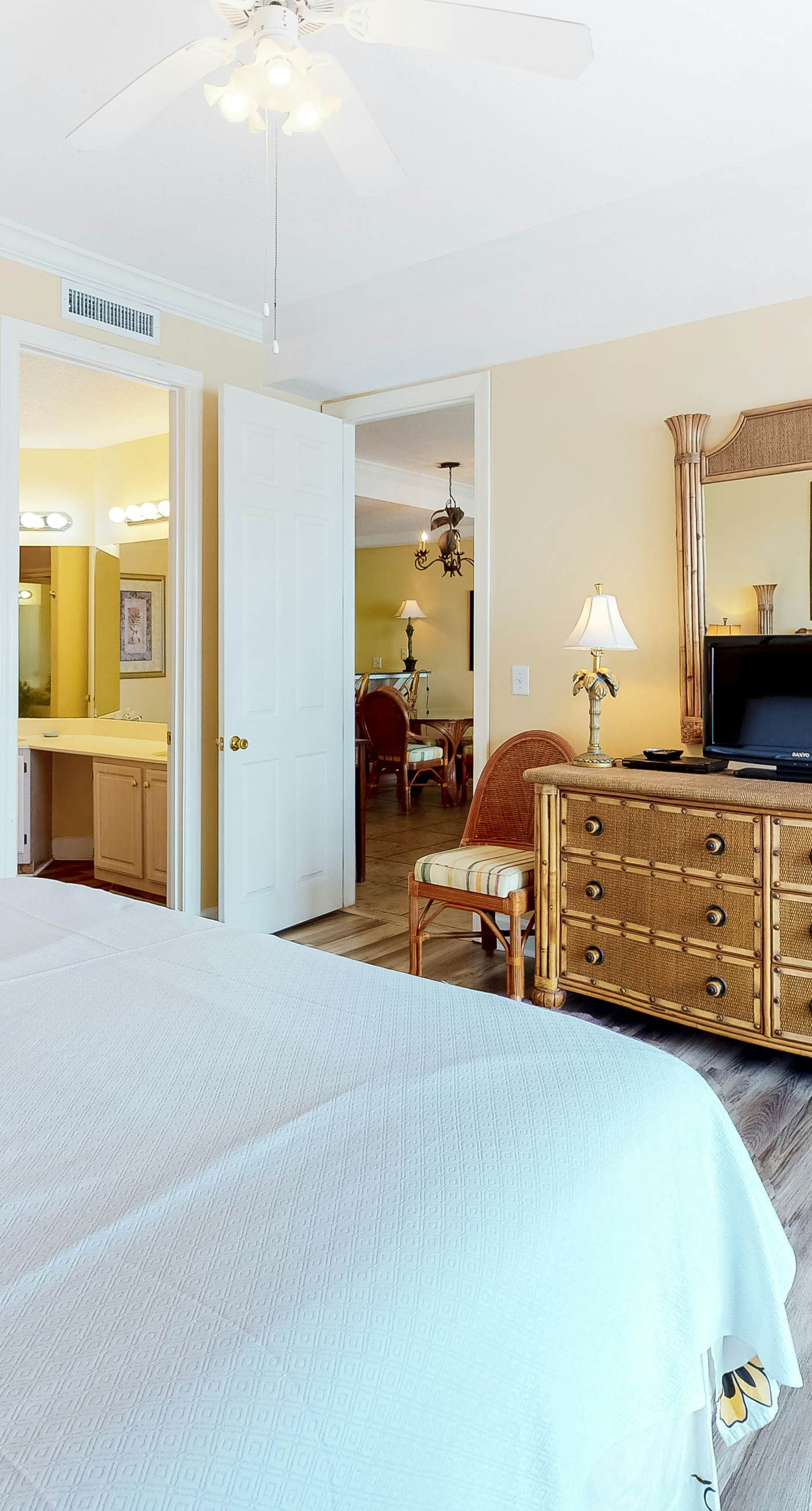 Beachfront condo with Gulf view, balcony, pools, hot tubs & gym access