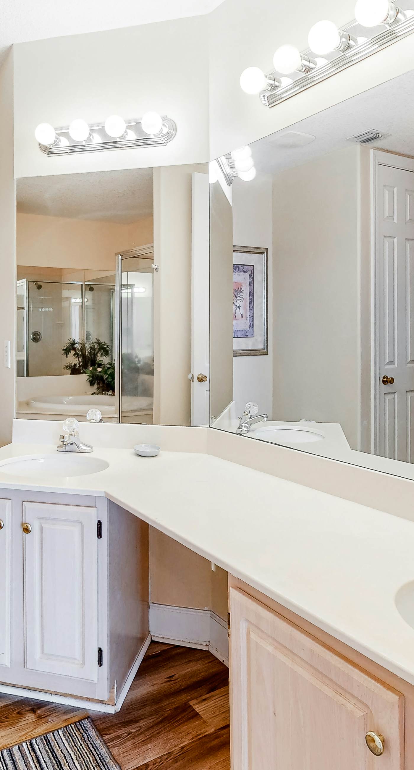 Beachfront condo with Gulf view, balcony, pools, hot tubs & gym access