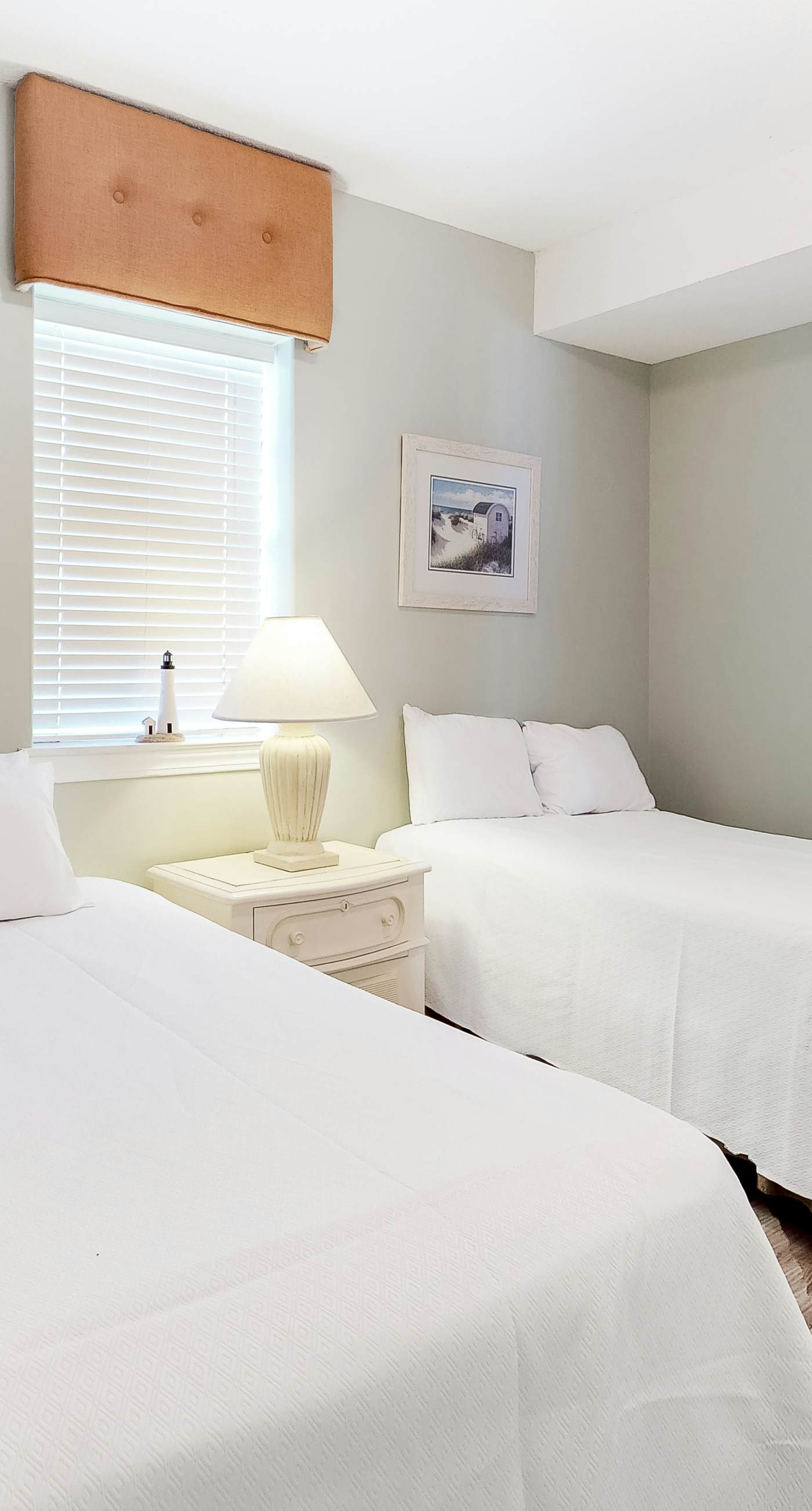 Beachfront condo with Gulf view, balcony, pools, hot tubs & gym access