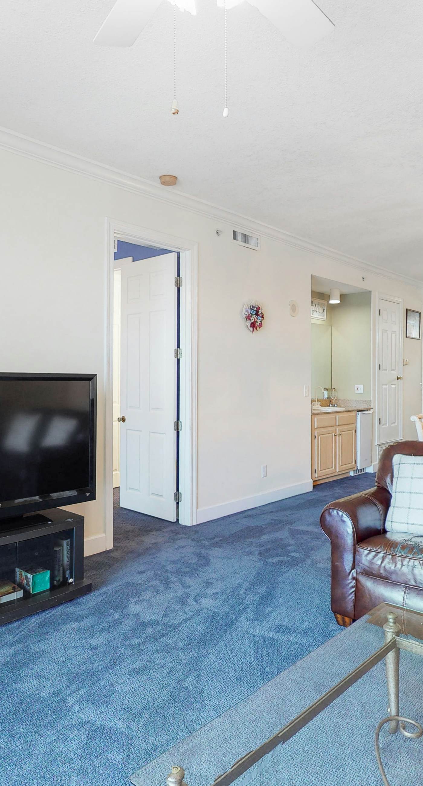 Gulf-front condo with shaded balcony, pools, hot tubs, gym & beach access