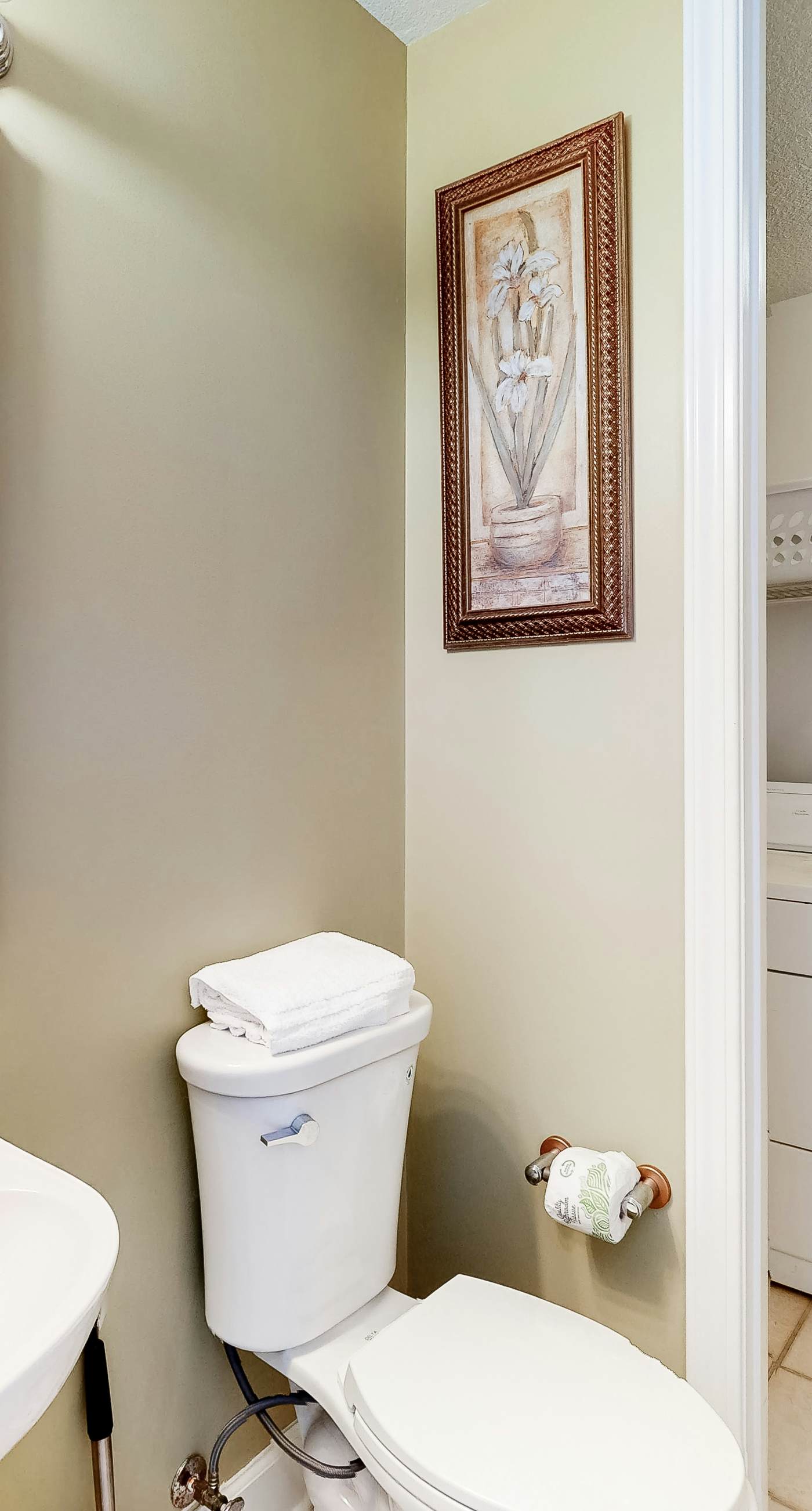 Gulf-front condo with shaded balcony, pools, hot tubs, gym & beach access