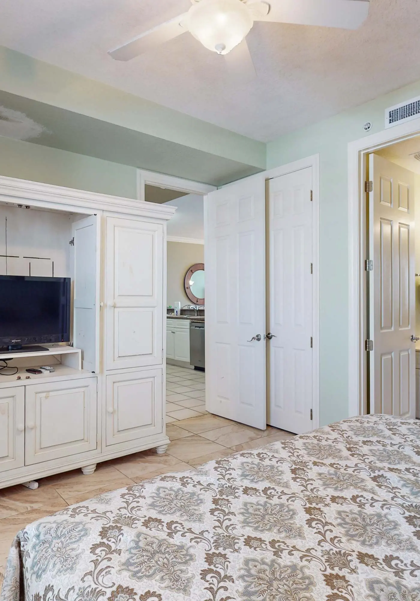 9th-floor, Gulf-front condo with balcony, pools, hot tubs, gym & beach access