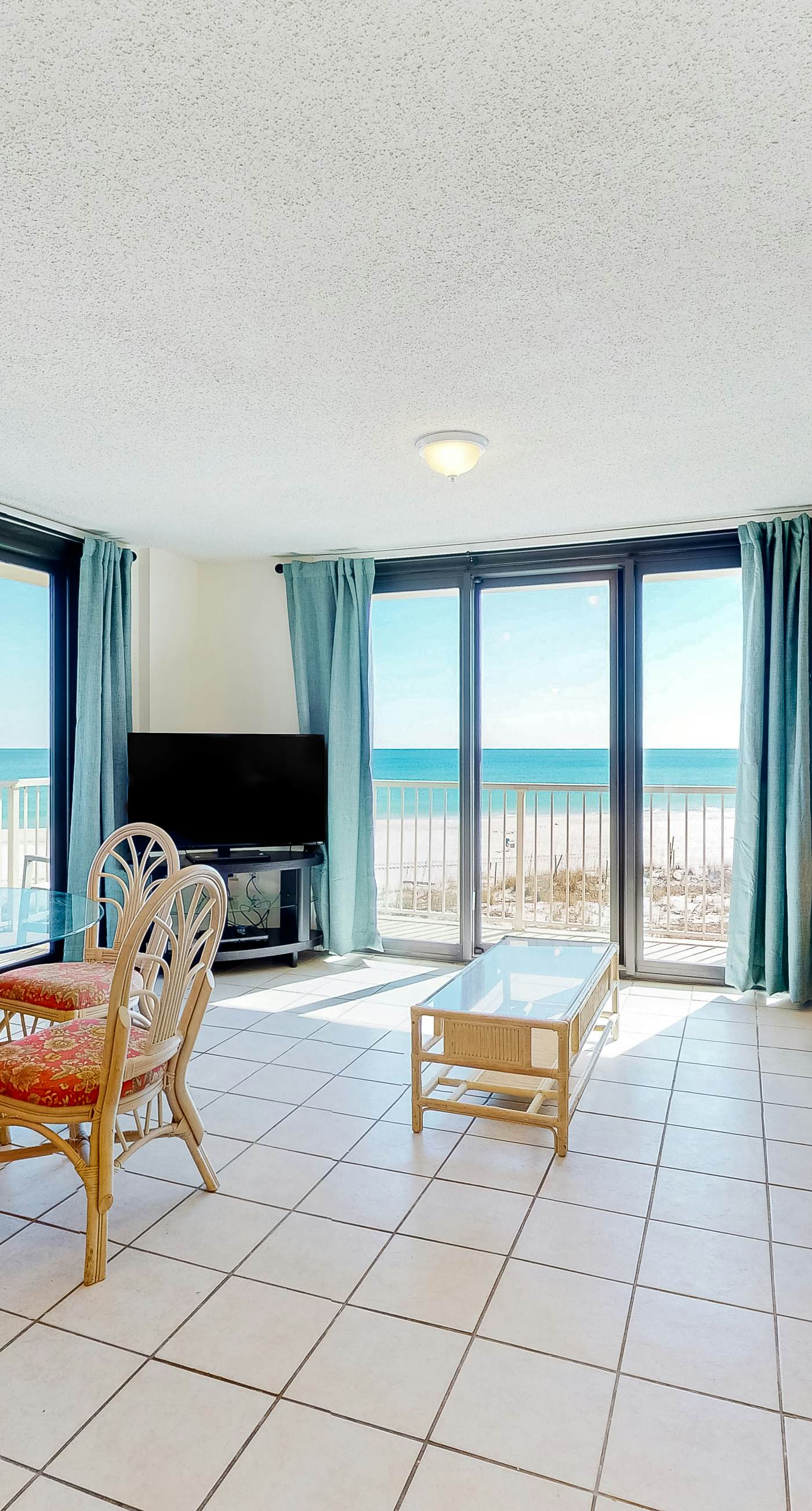Fantastic beachside condo with pool, sauna, WiFi & central AC