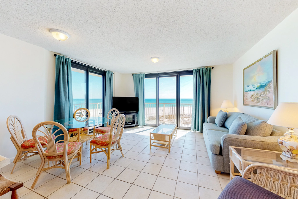 Fantastic beachside condo with pool, sauna, WiFi & central AC