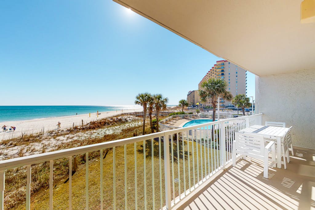 Fantastic beachside condo with pool, sauna, WiFi & central AC