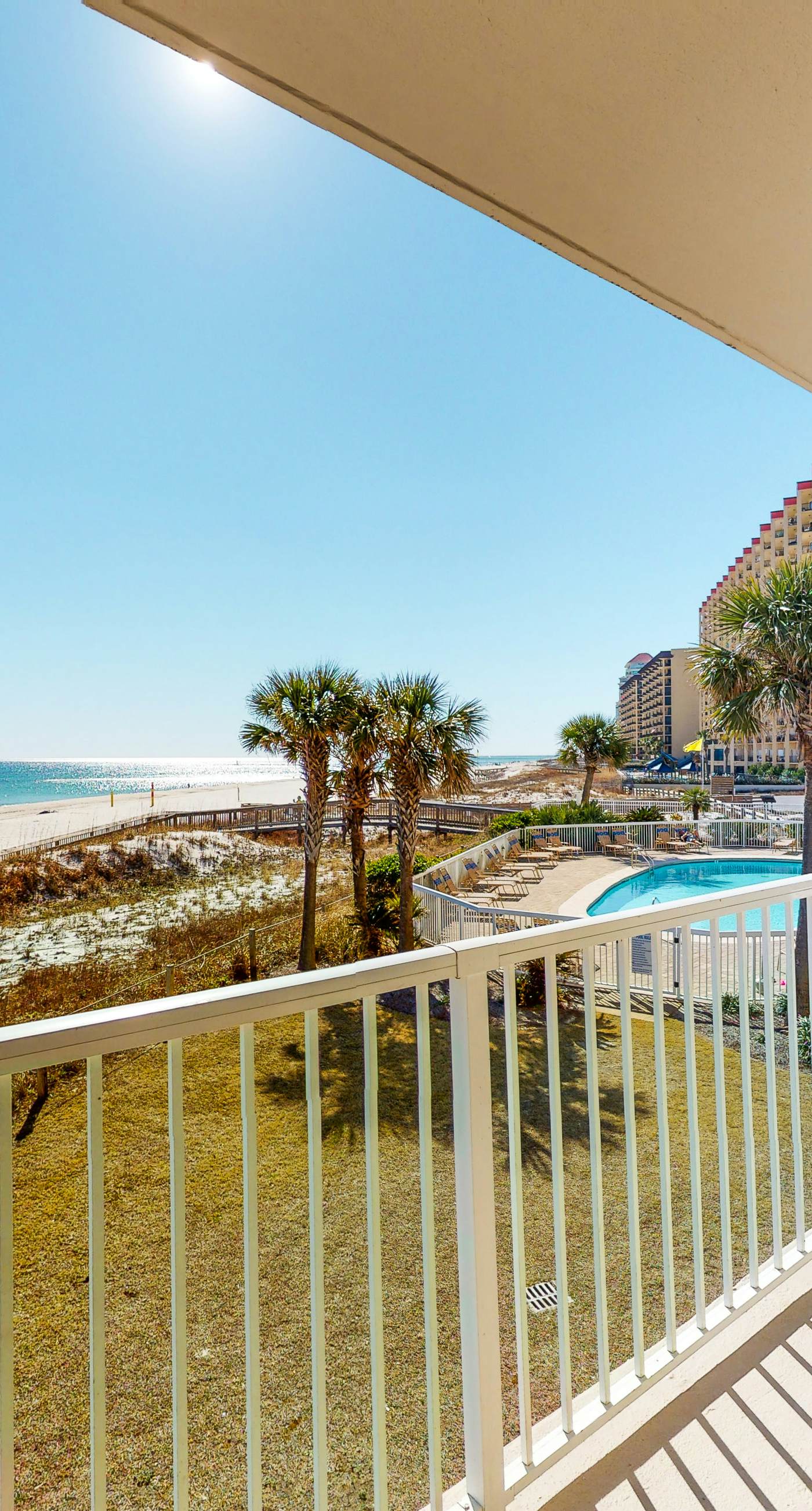 Fantastic beachside condo with pool, sauna, WiFi & central AC