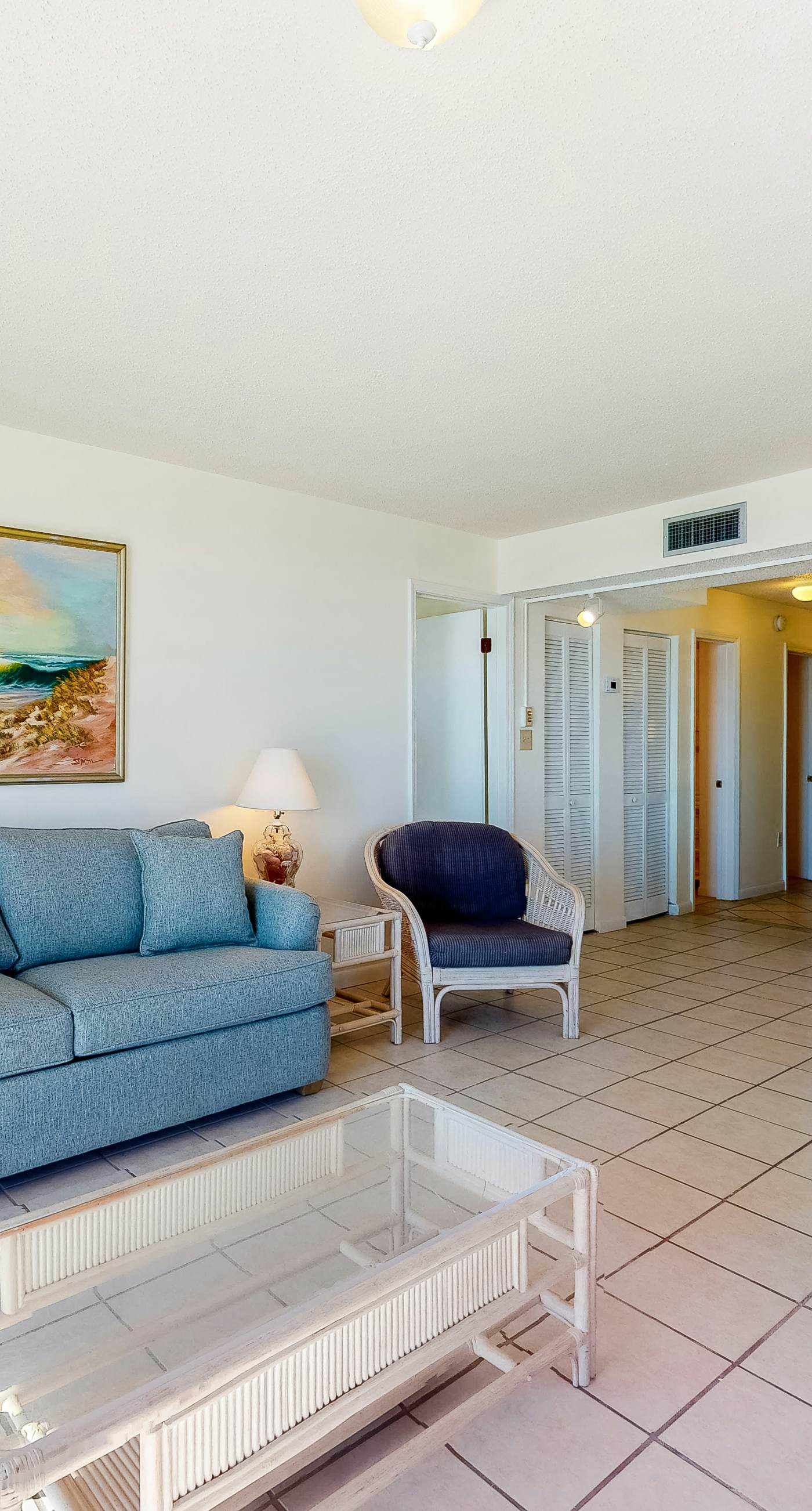 Fantastic beachside condo with pool, sauna, WiFi & central AC