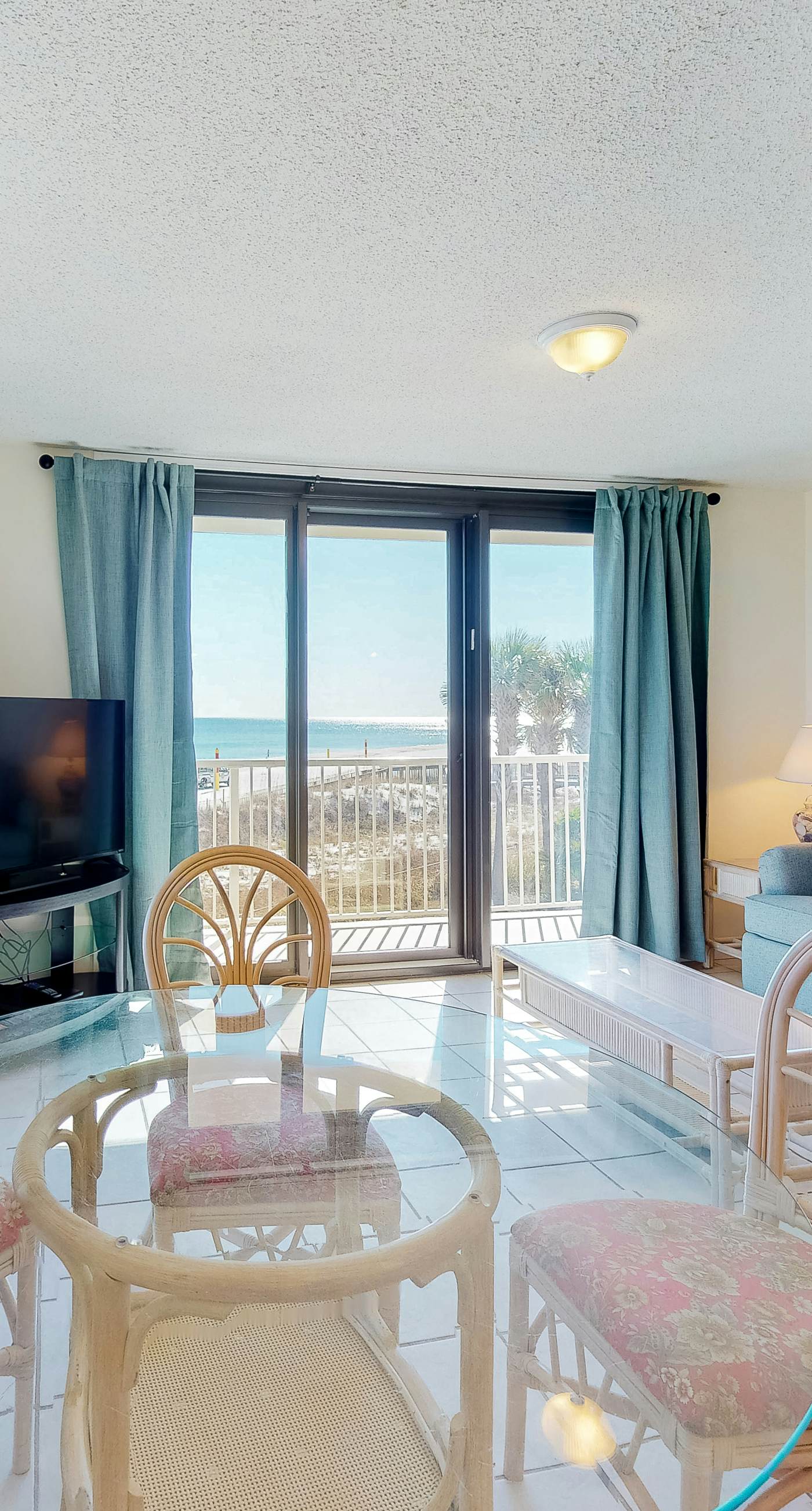 Fantastic beachside condo with pool, sauna, WiFi & central AC