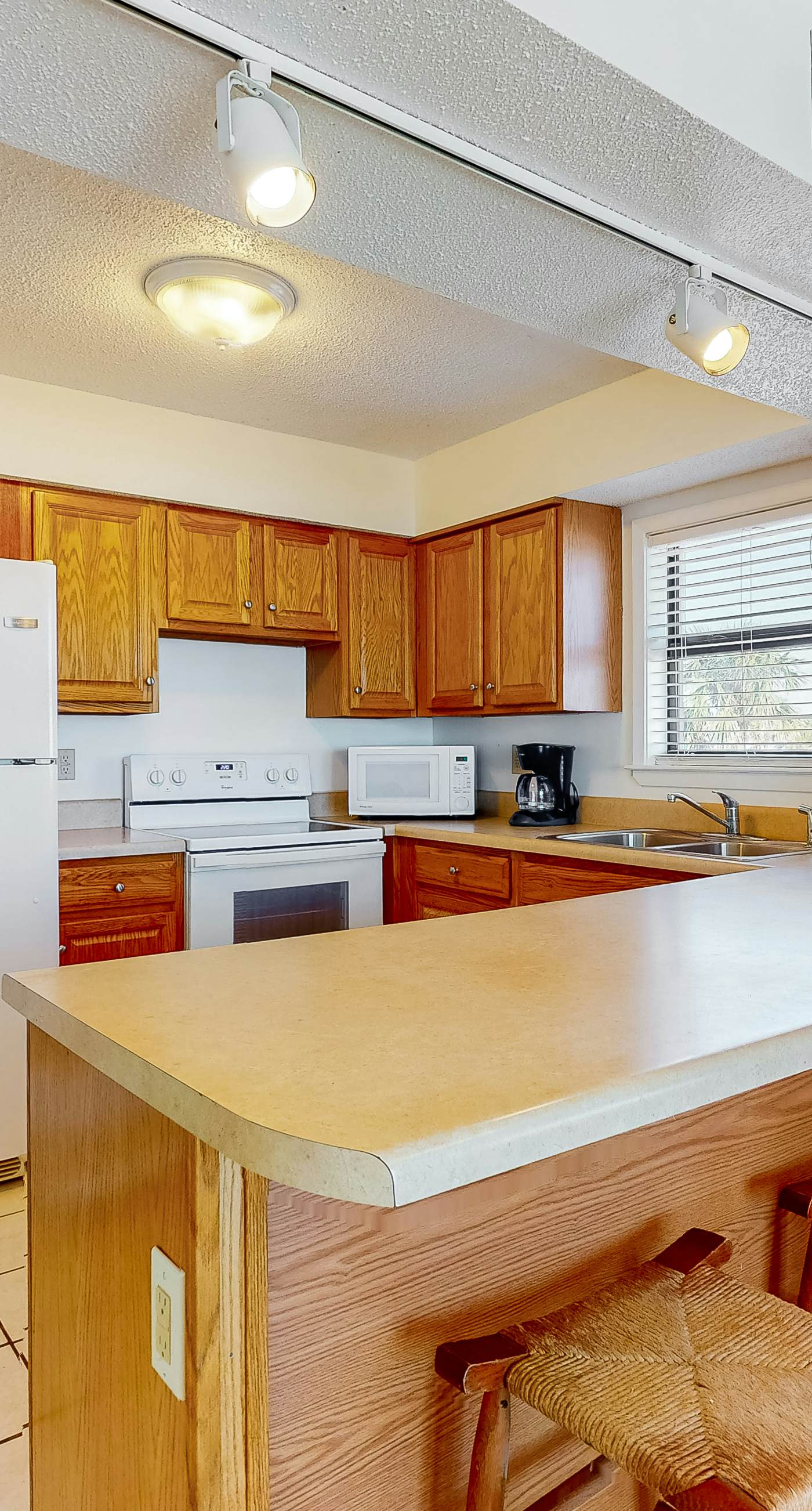 Fantastic beachside condo with pool, sauna, WiFi & central AC