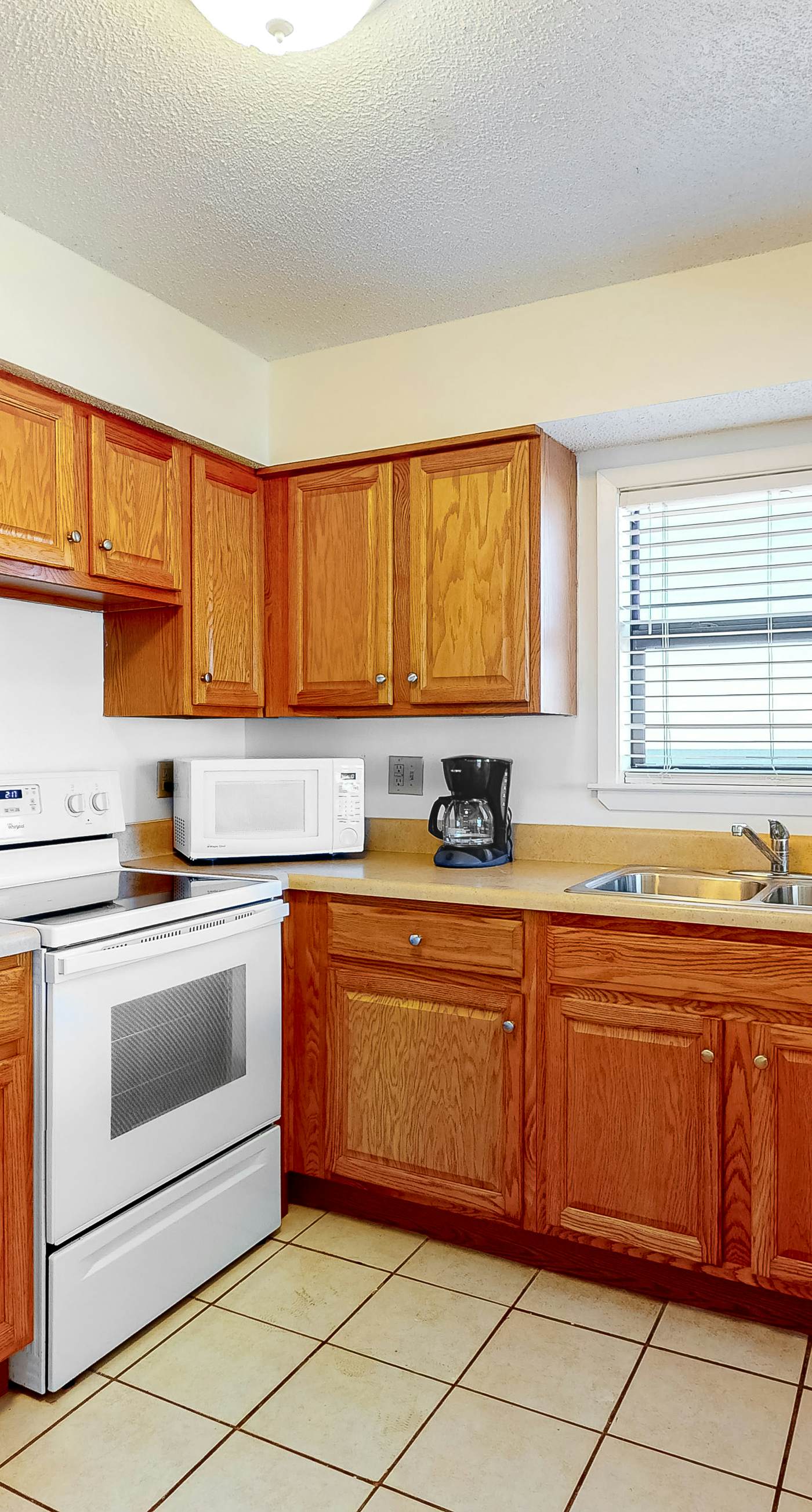 Fantastic beachside condo with pool, sauna, WiFi & central AC