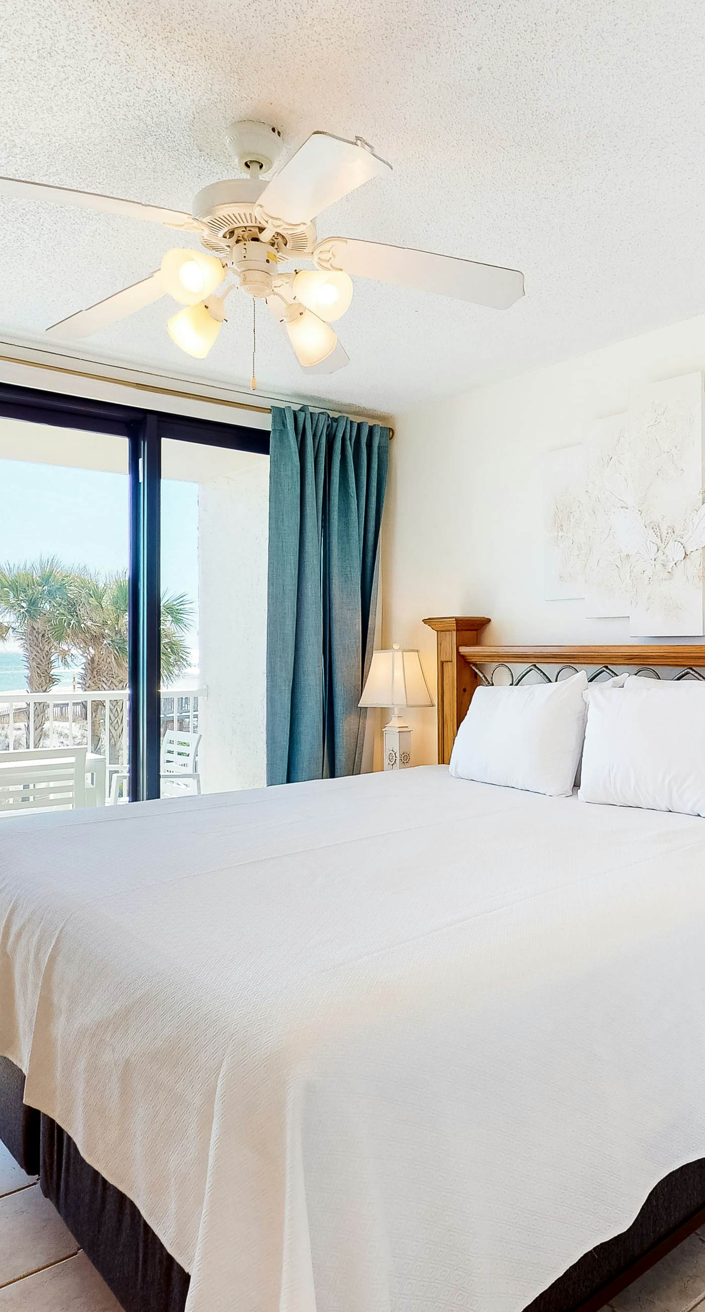 Fantastic beachside condo with pool, sauna, WiFi & central AC