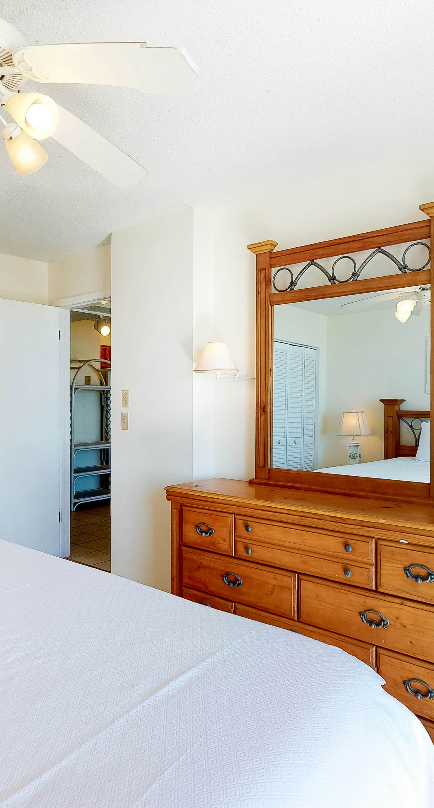 Fantastic beachside condo with pool, sauna, WiFi & central AC