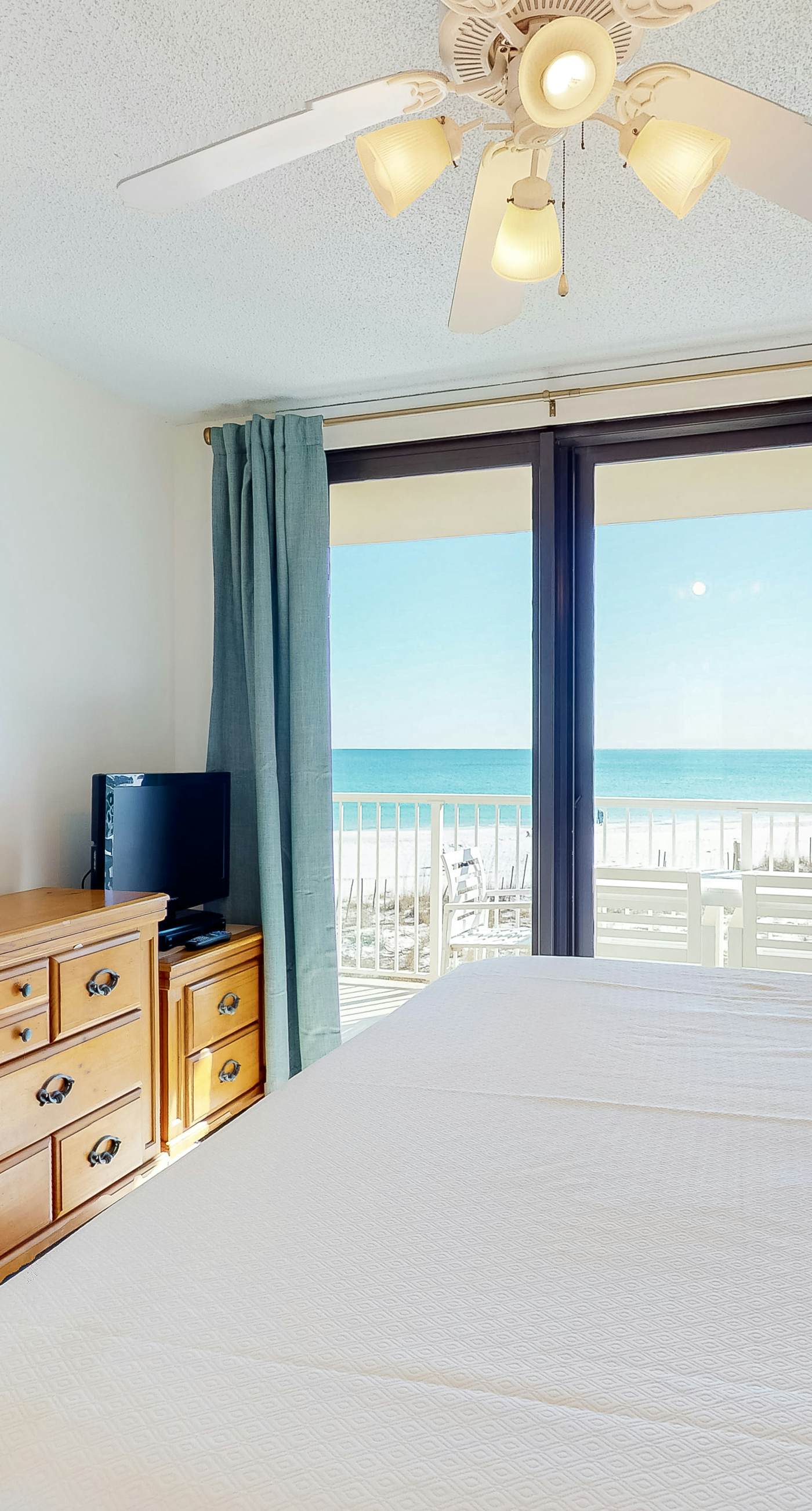 Fantastic beachside condo with pool, sauna, WiFi & central AC