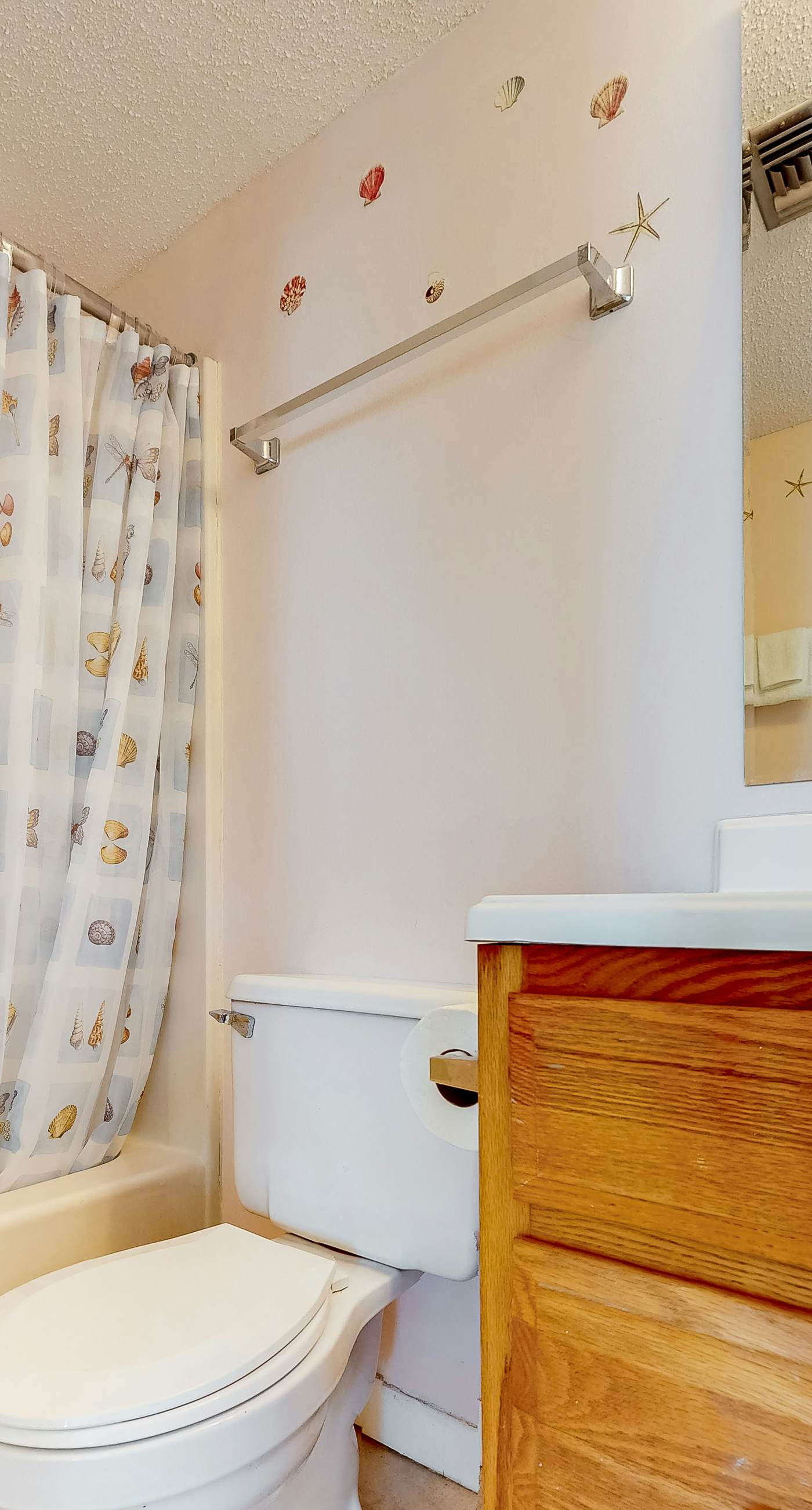 Fantastic beachside condo with pool, sauna, WiFi & central AC