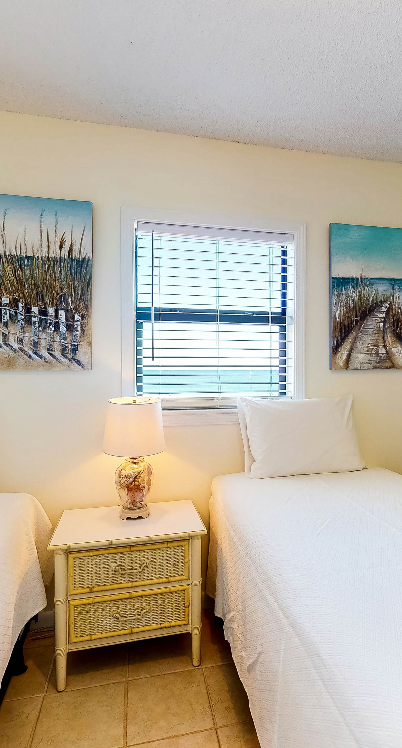 Fantastic beachside condo with pool, sauna, WiFi & central AC