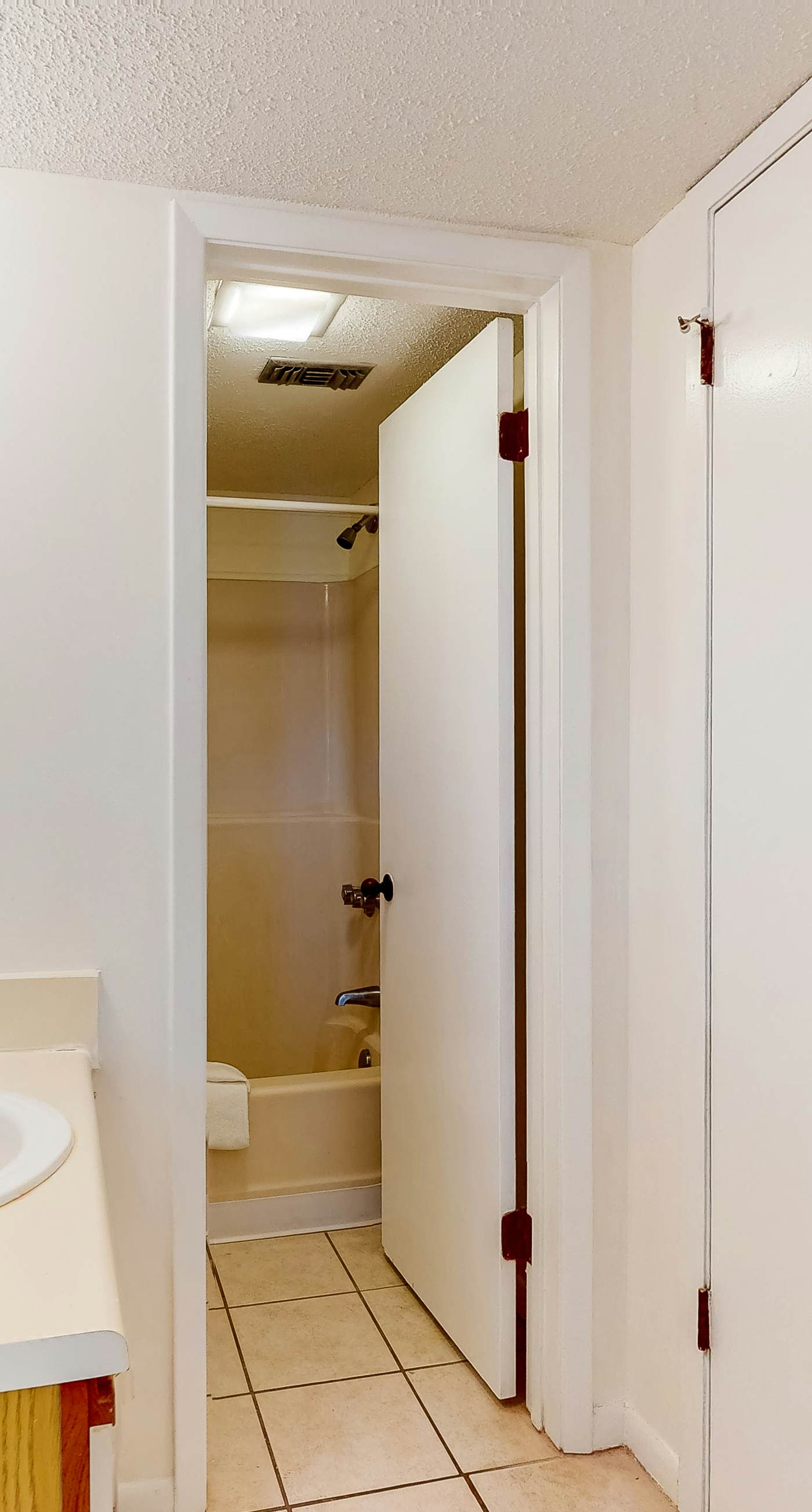 Fantastic beachside condo with pool, sauna, WiFi & central AC