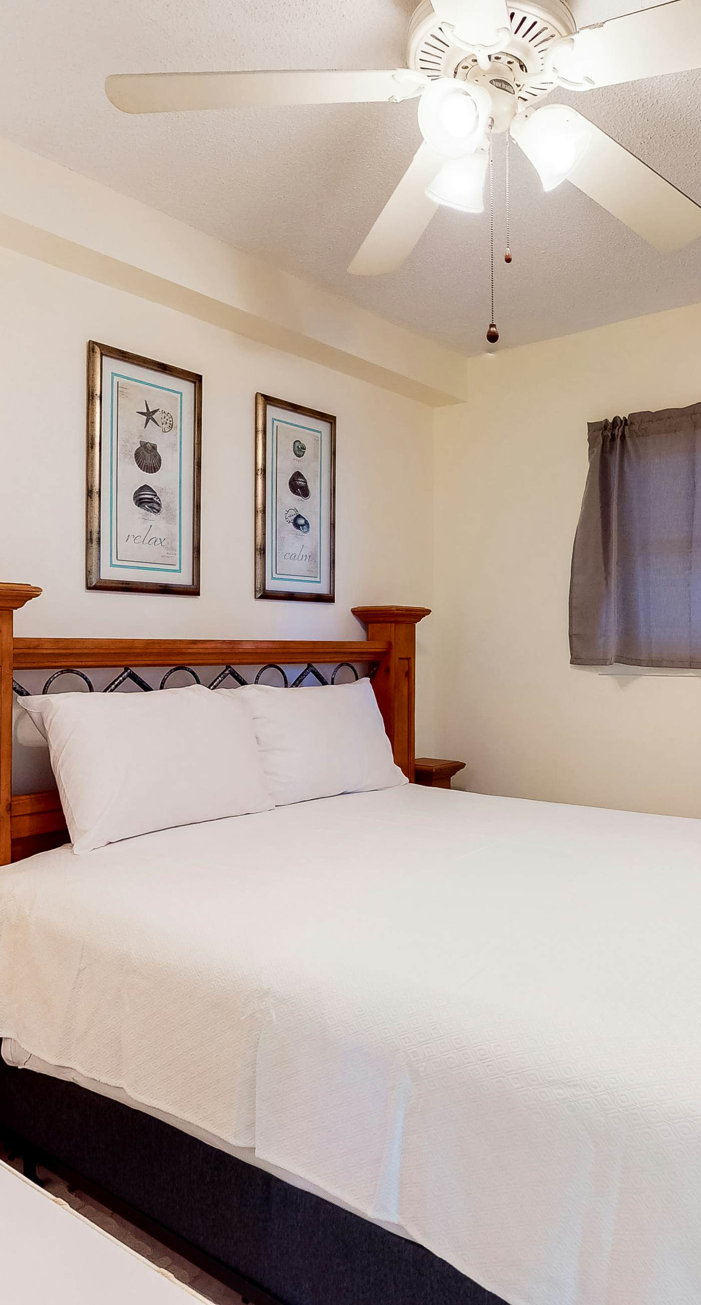 Fantastic beachside condo with pool, sauna, WiFi & central AC