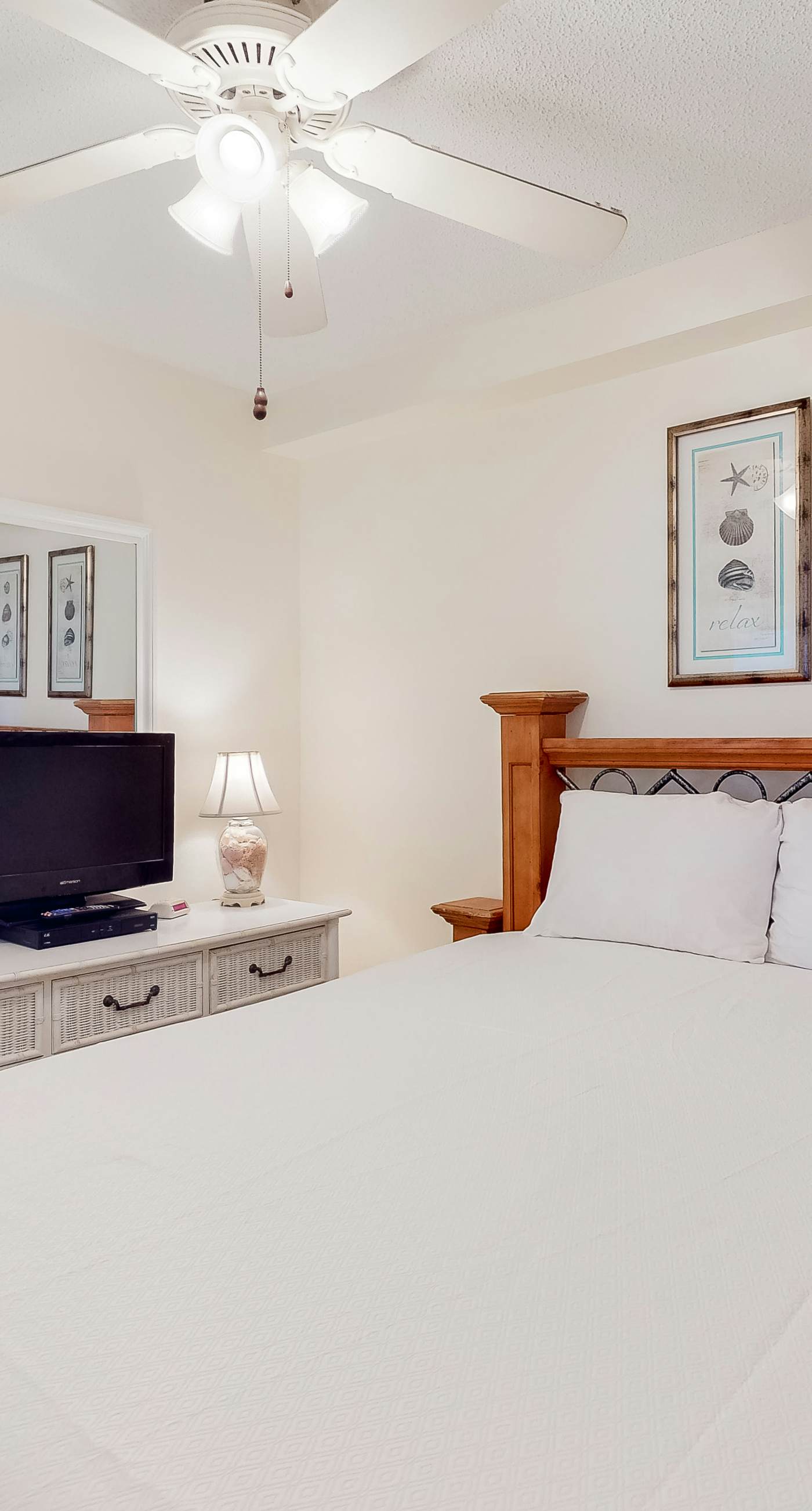 Fantastic beachside condo with pool, sauna, WiFi & central AC