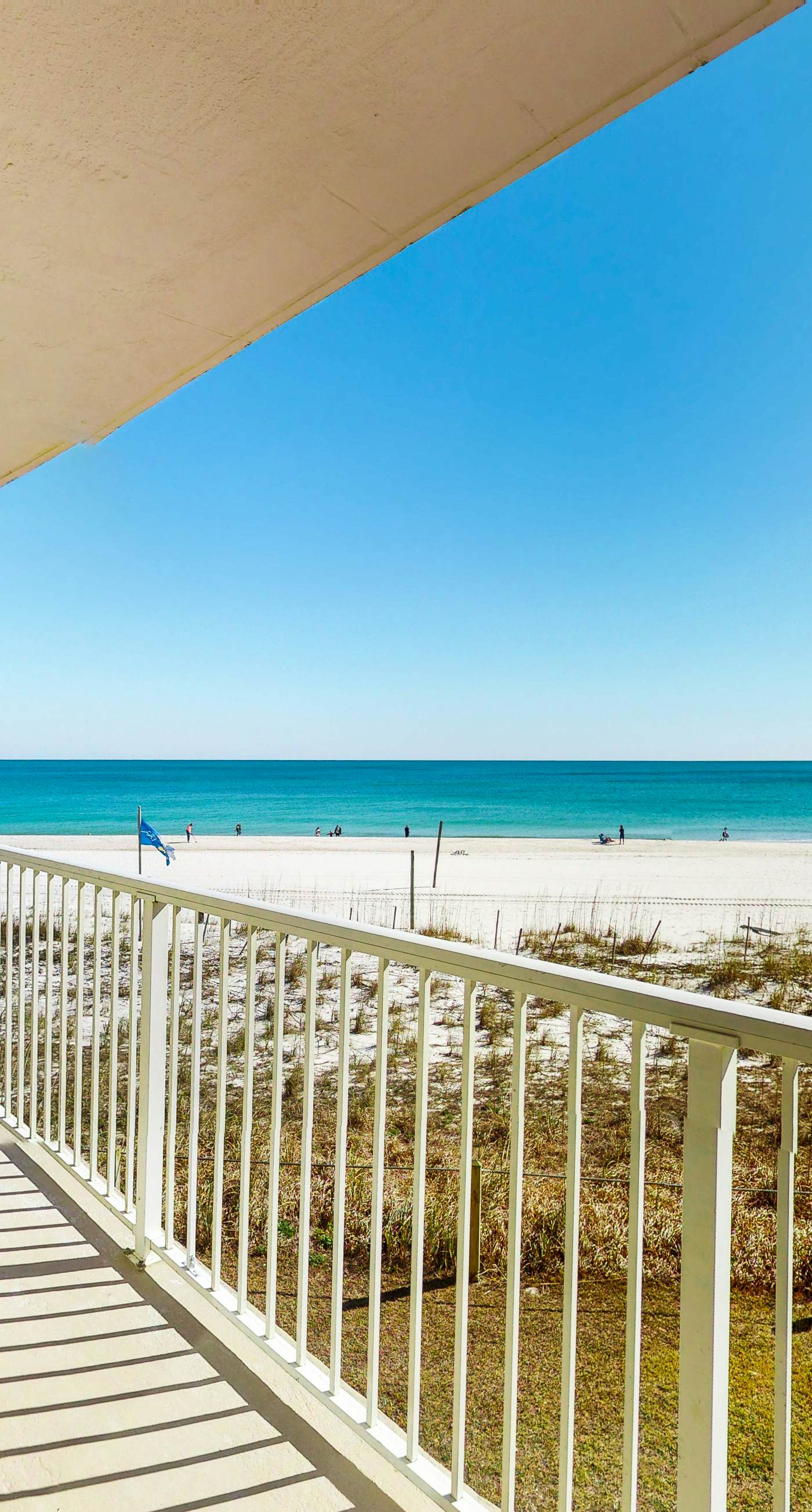 Fantastic beachside condo with pool, sauna, WiFi & central AC