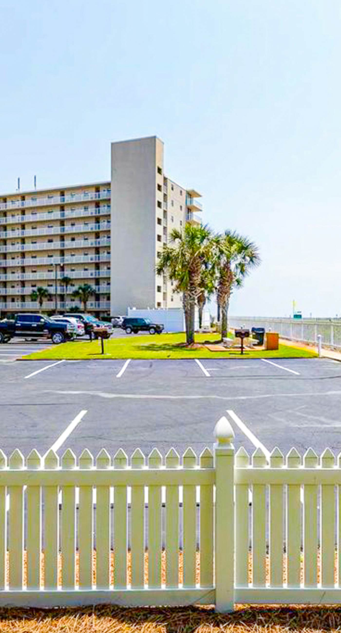 Fantastic beachside condo with pool, sauna, WiFi & central AC