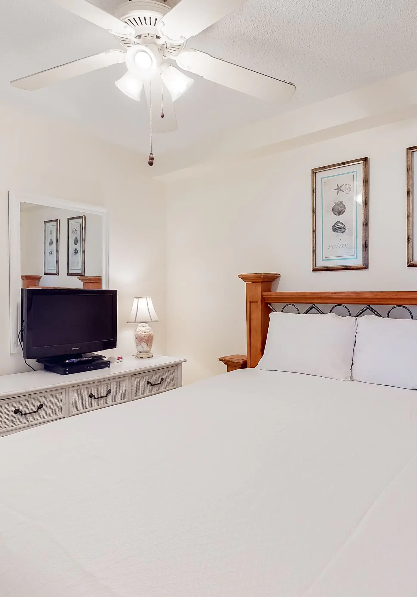 Fantastic beachside condo with pool, sauna, WiFi & central AC