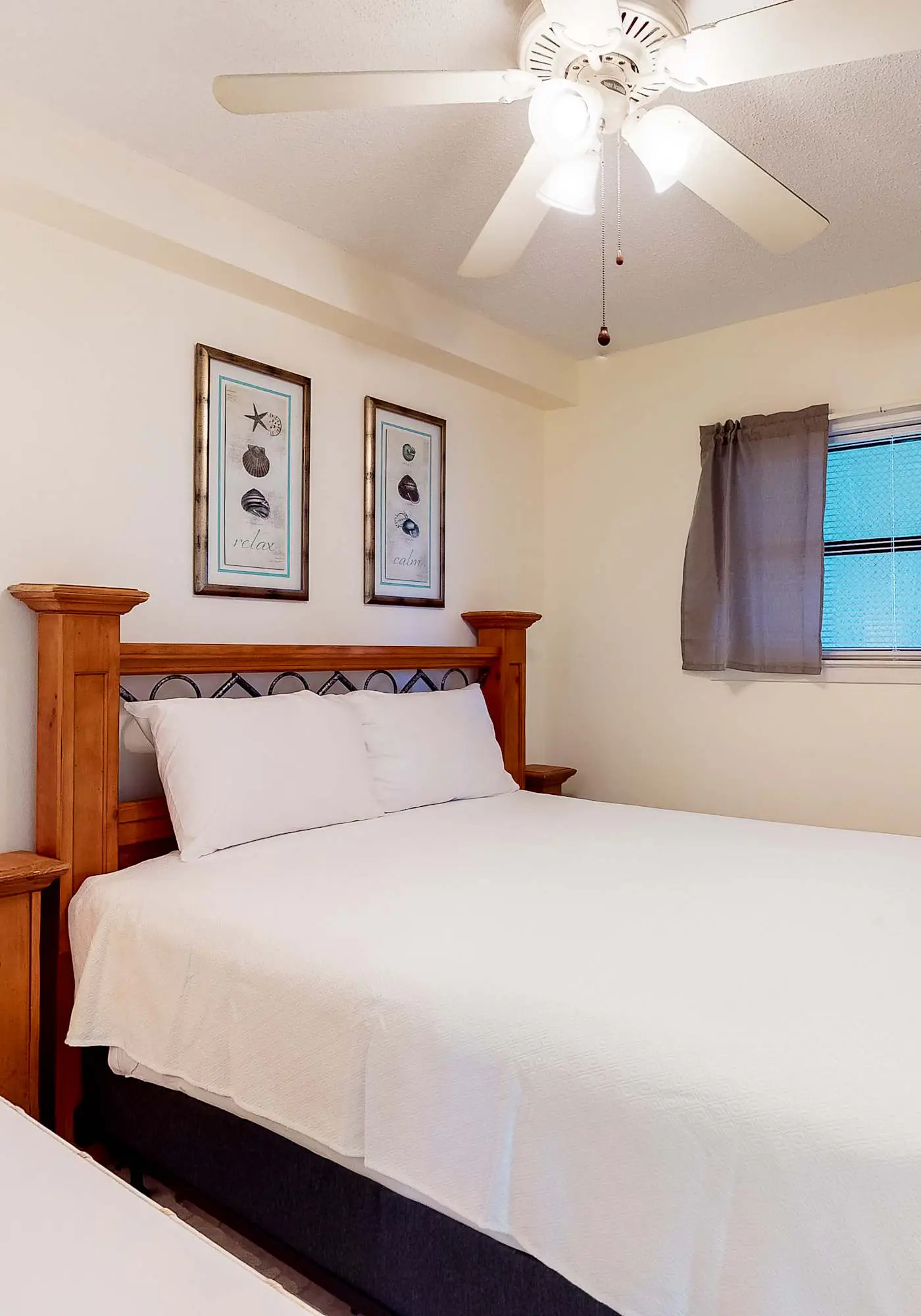 Fantastic beachside condo with pool, sauna, WiFi & central AC