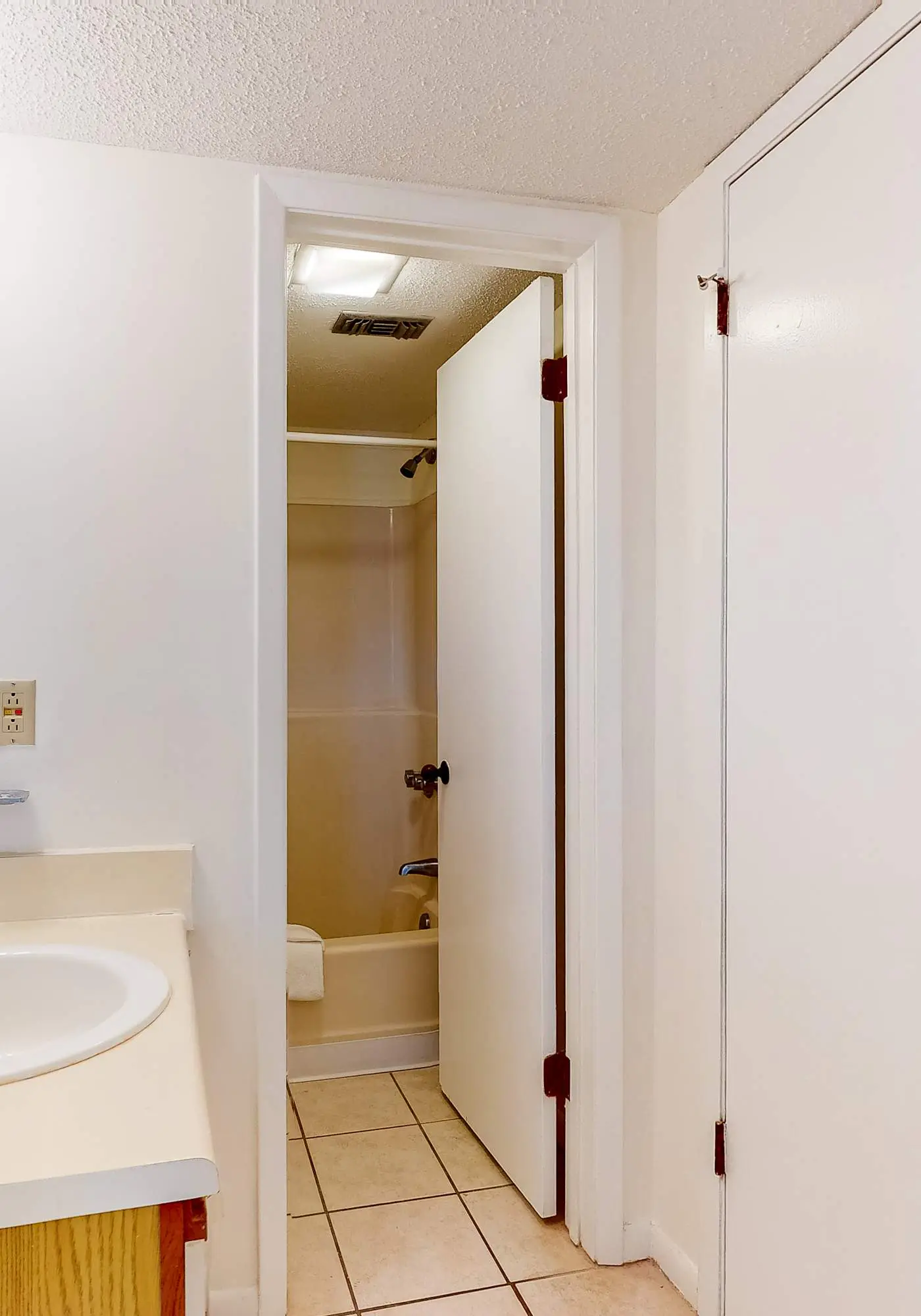 Fantastic beachside condo with pool, sauna, WiFi & central AC