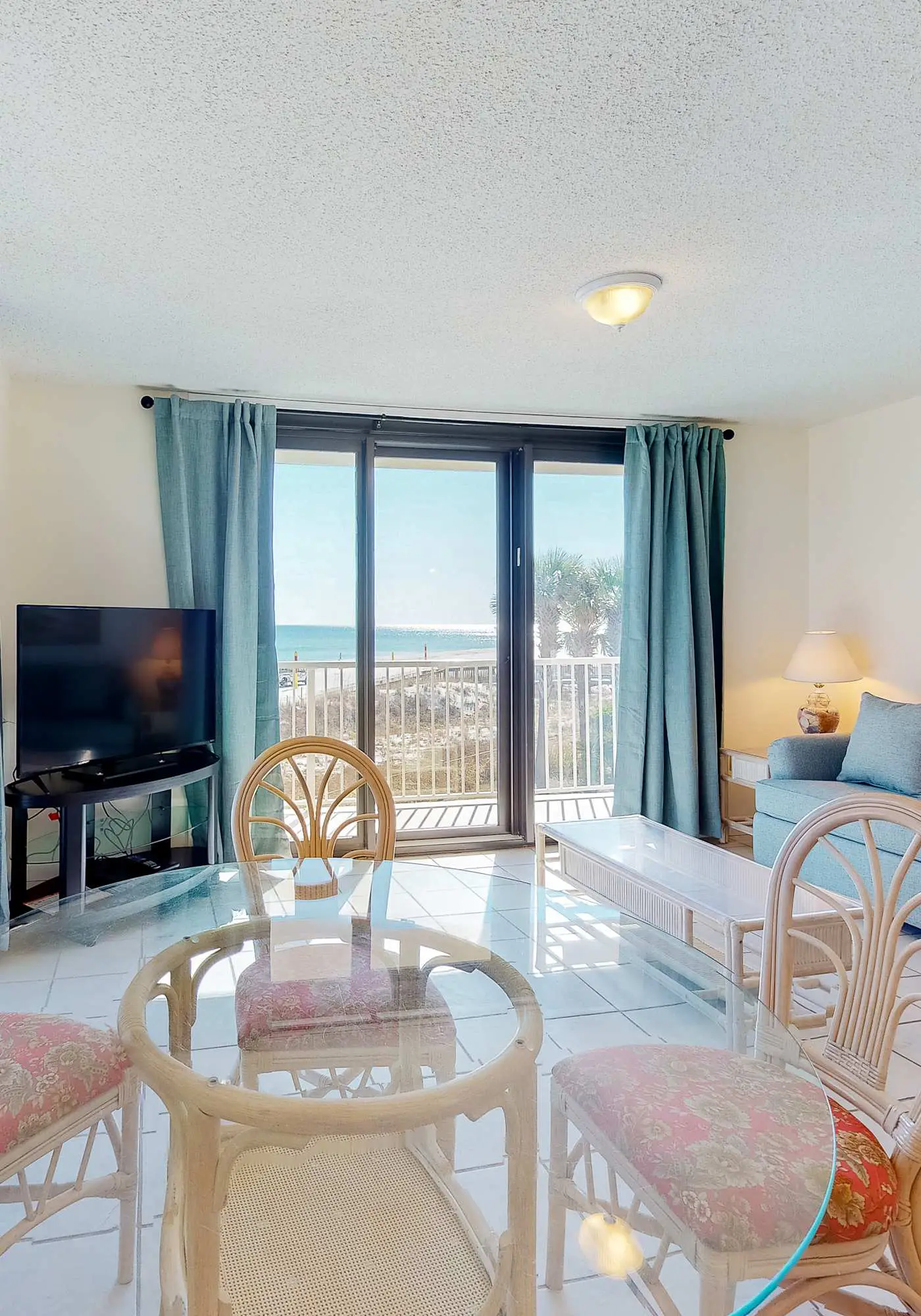 Fantastic beachside condo with pool, sauna, WiFi & central AC