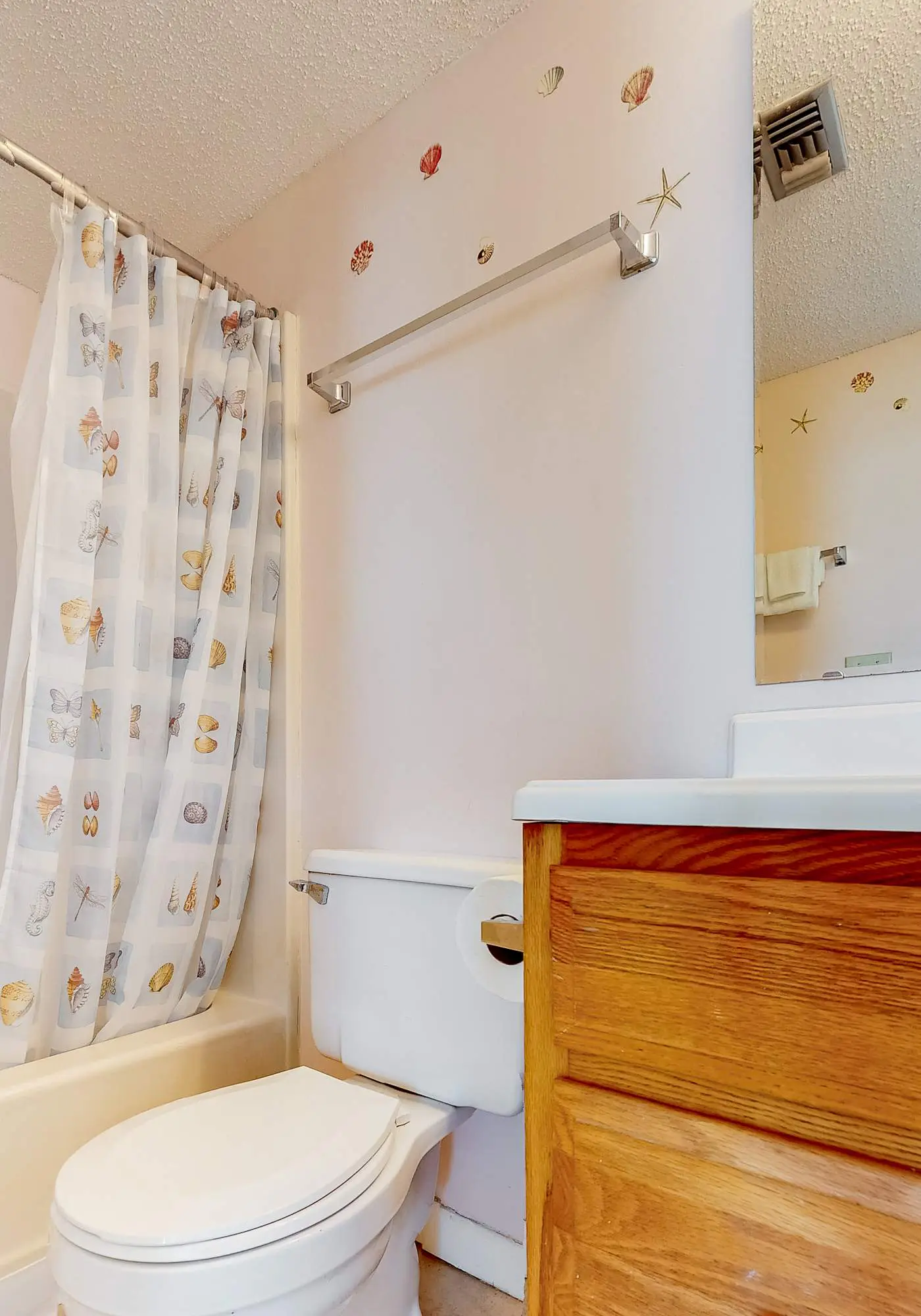 Fantastic beachside condo with pool, sauna, WiFi & central AC