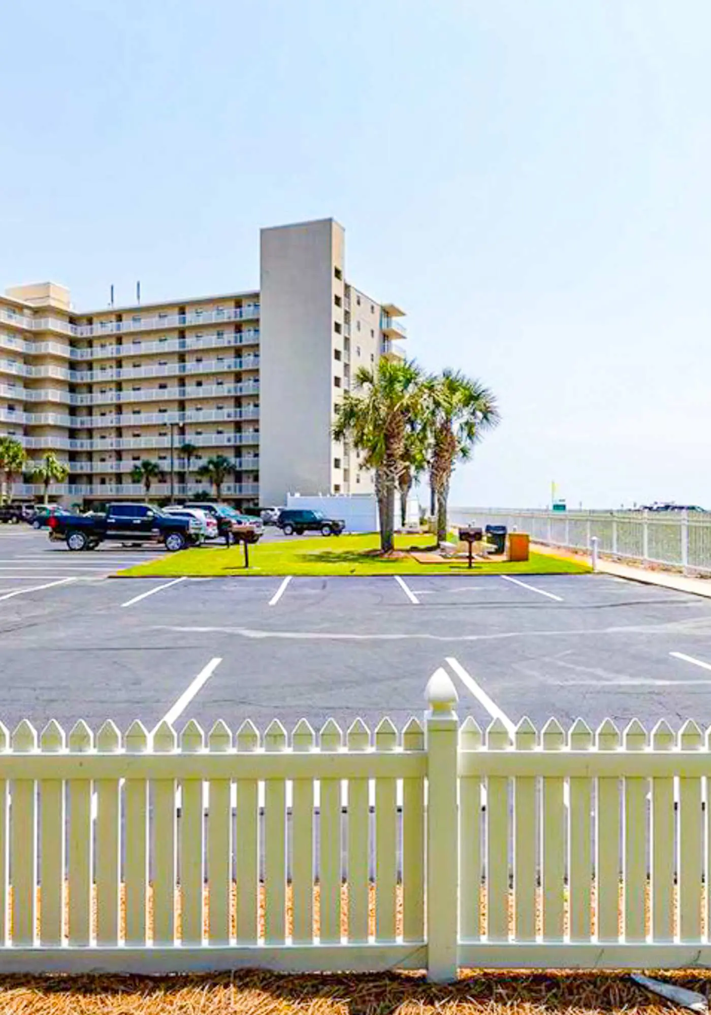 Fantastic beachside condo with pool, sauna, WiFi & central AC