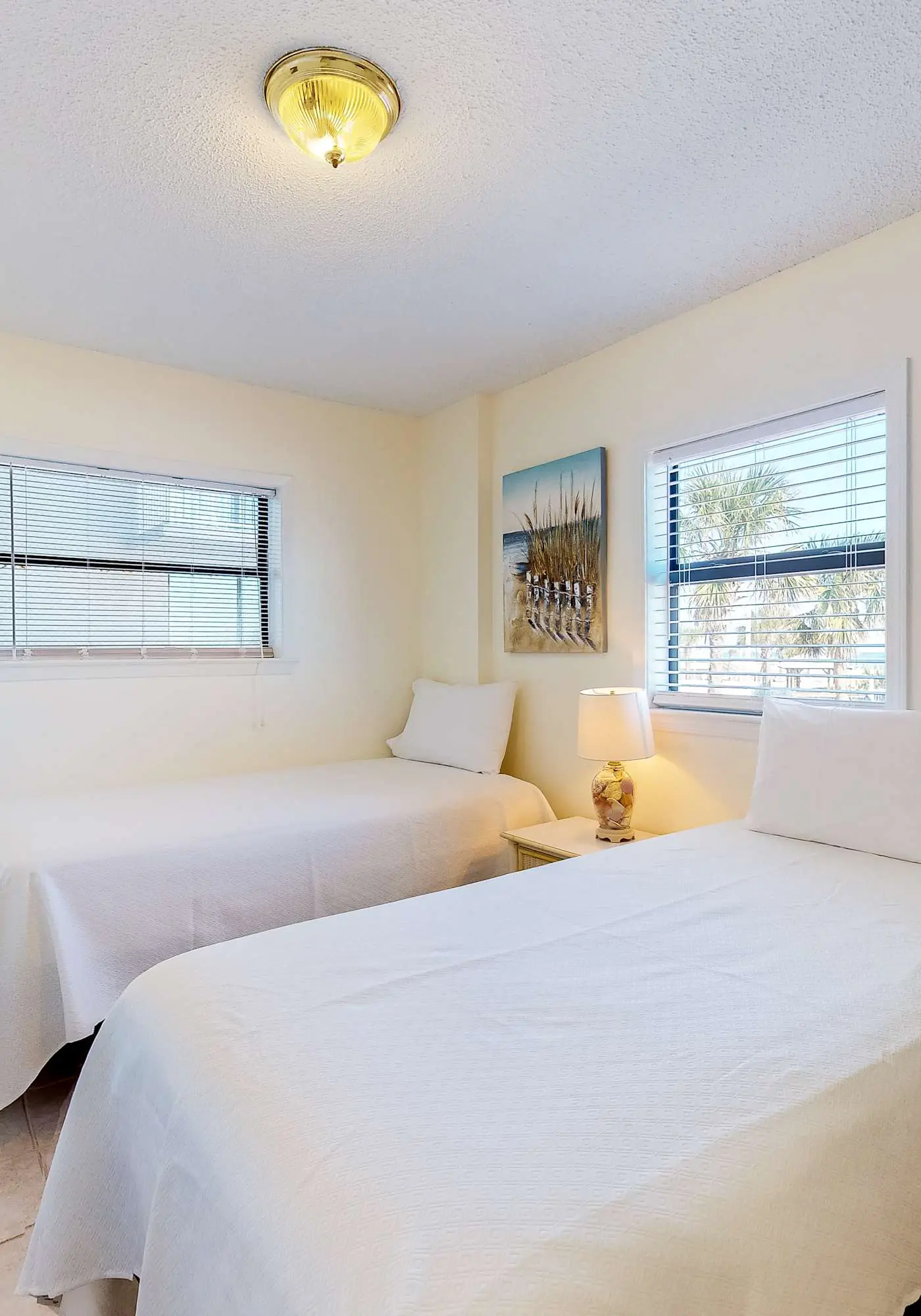 Fantastic beachside condo with pool, sauna, WiFi & central AC