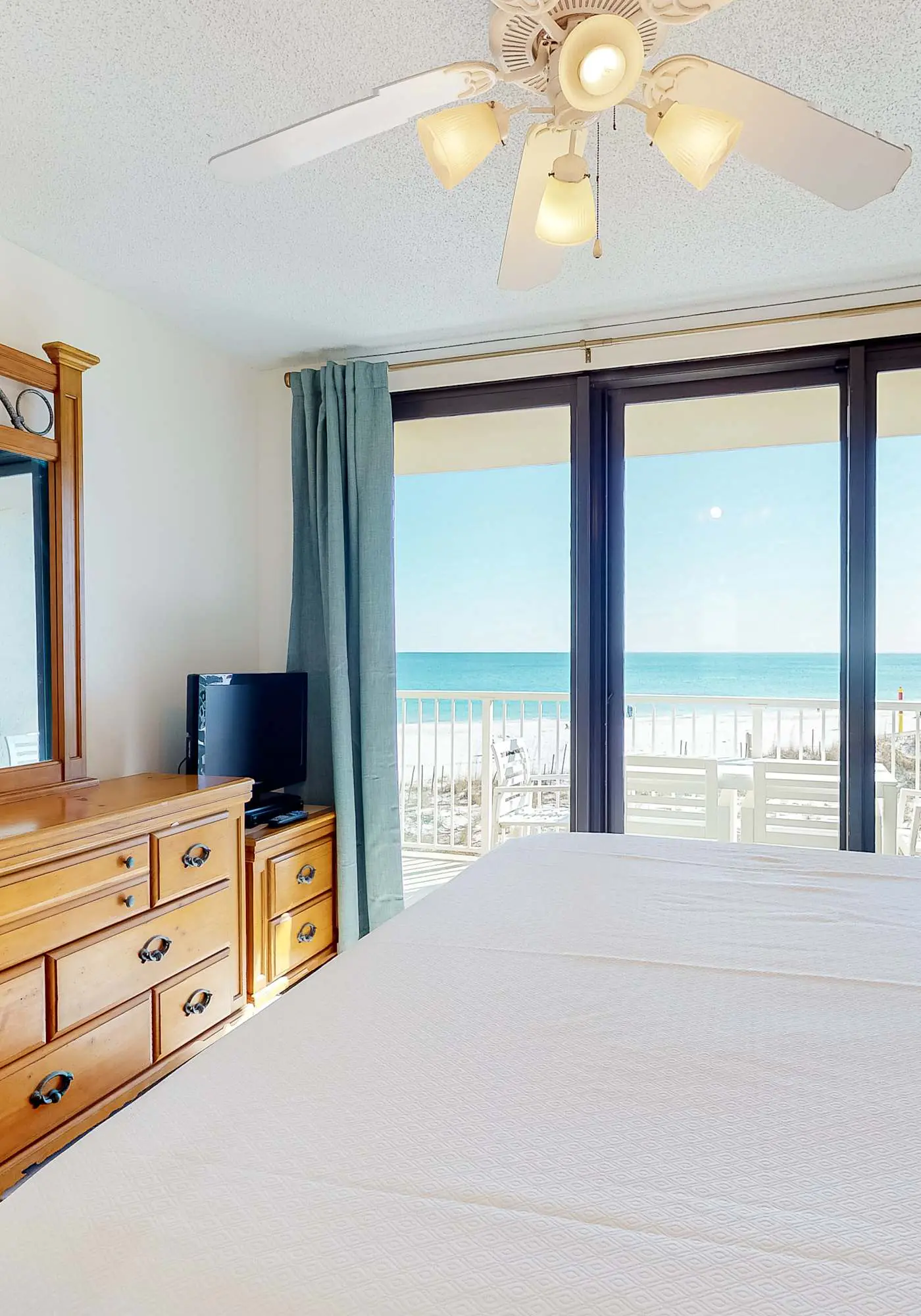 Fantastic beachside condo with pool, sauna, WiFi & central AC