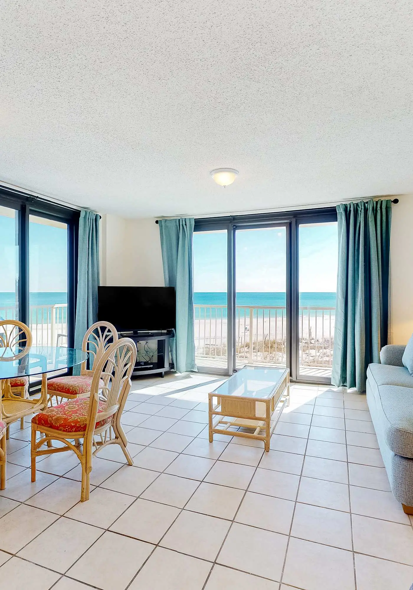 Fantastic beachside condo with pool, sauna, WiFi & central AC