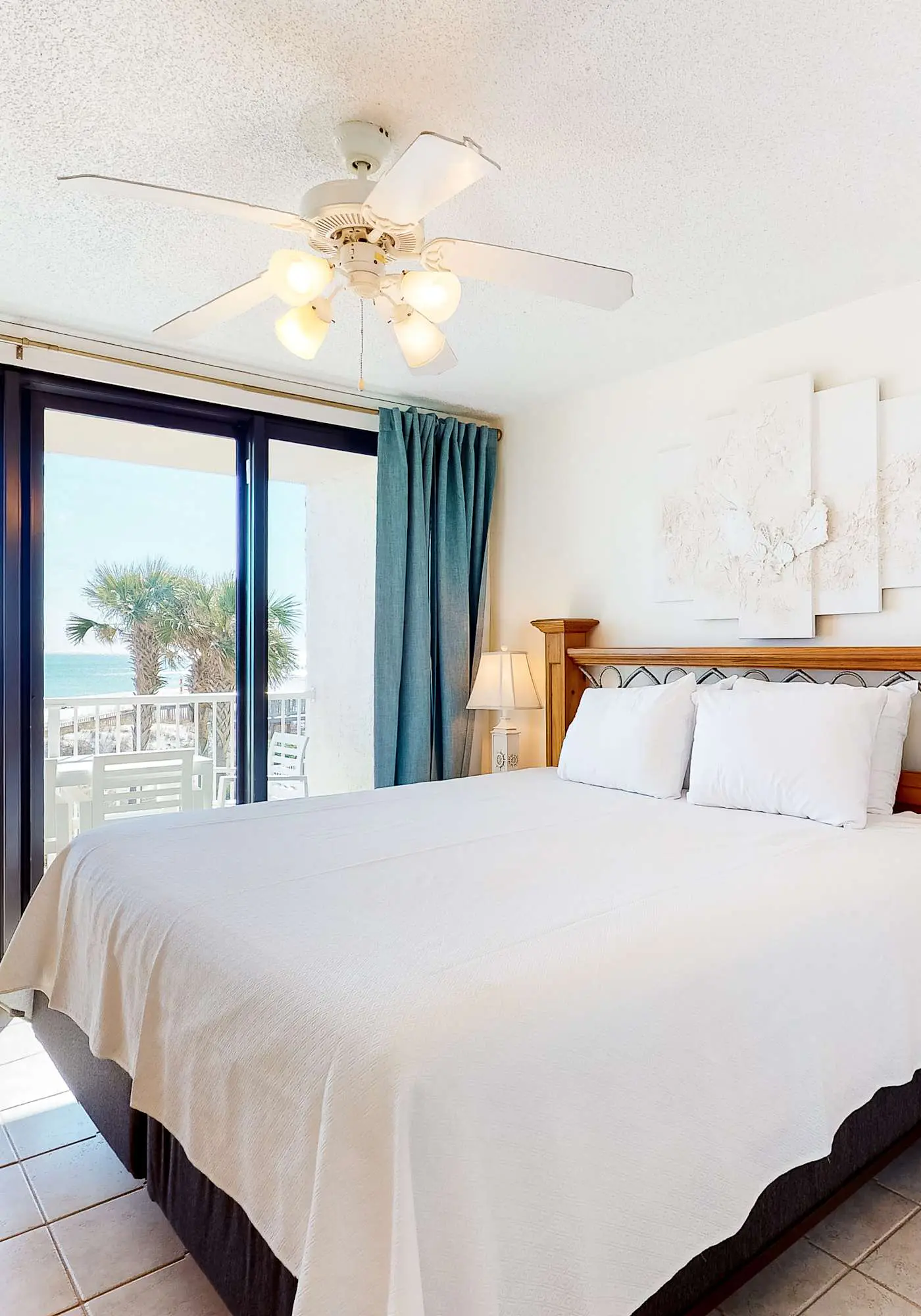 Fantastic beachside condo with pool, sauna, WiFi & central AC