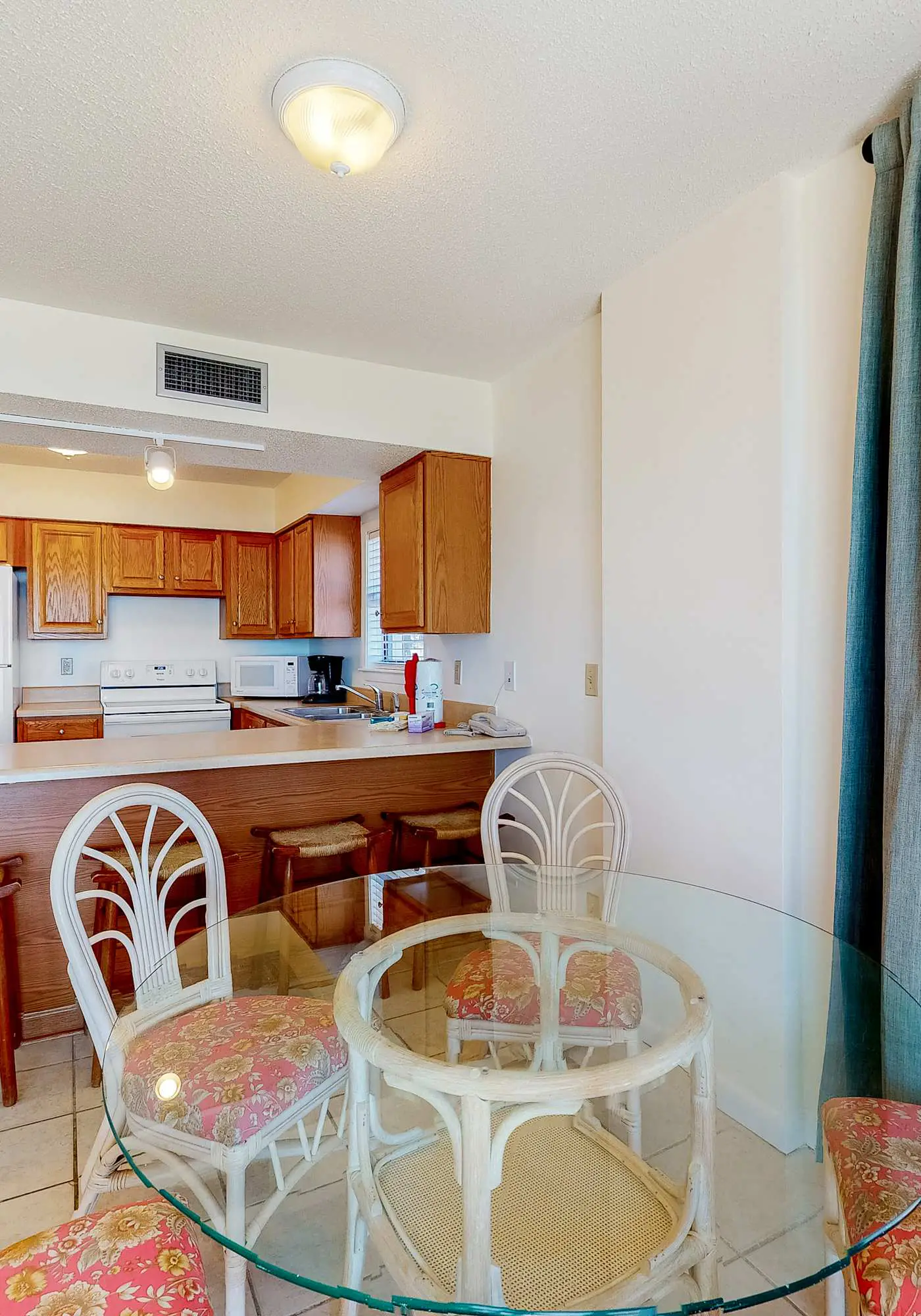 Fantastic beachside condo with pool, sauna, WiFi & central AC