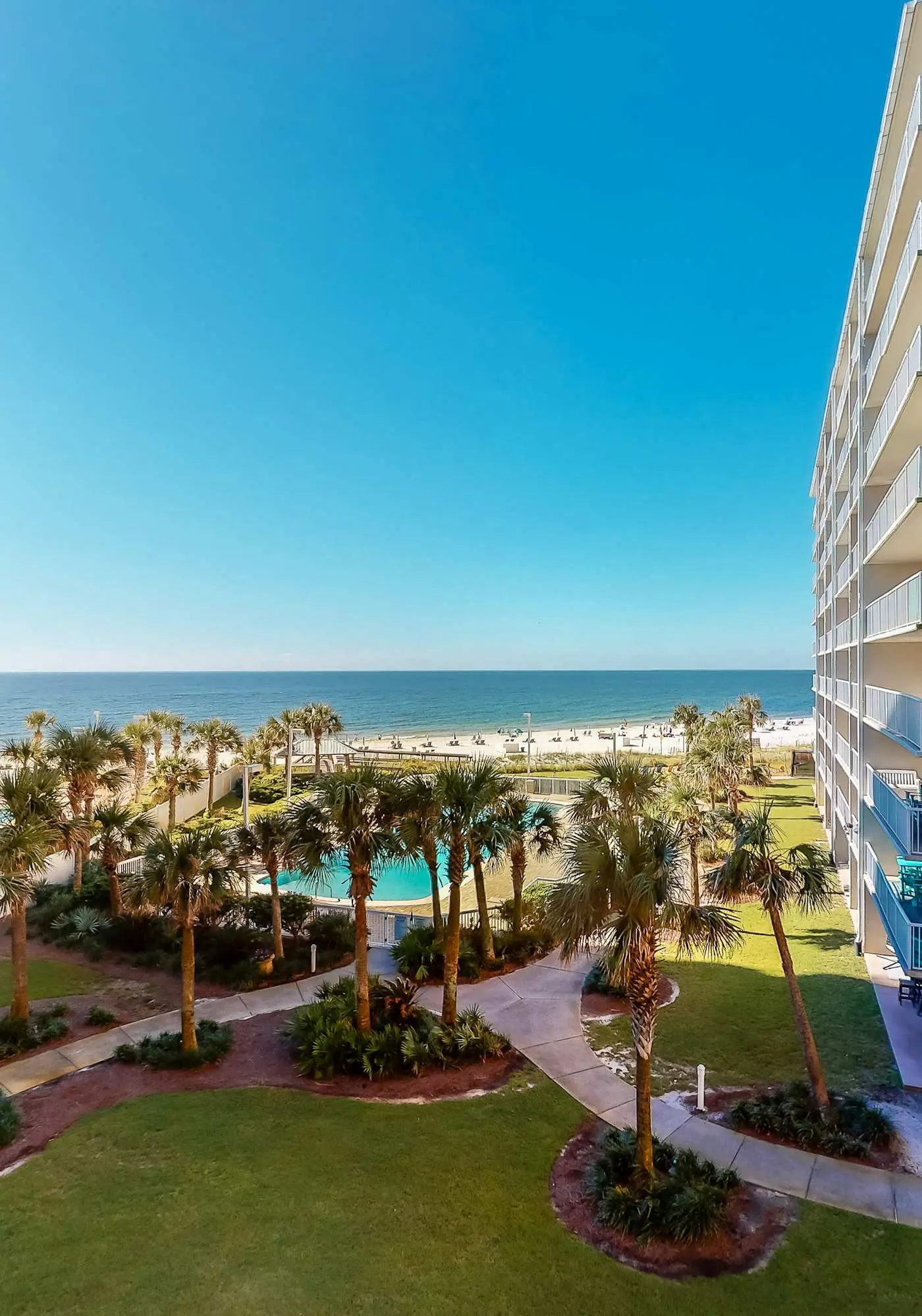 Fantastic beachside condo with pool, sauna, WiFi & central AC